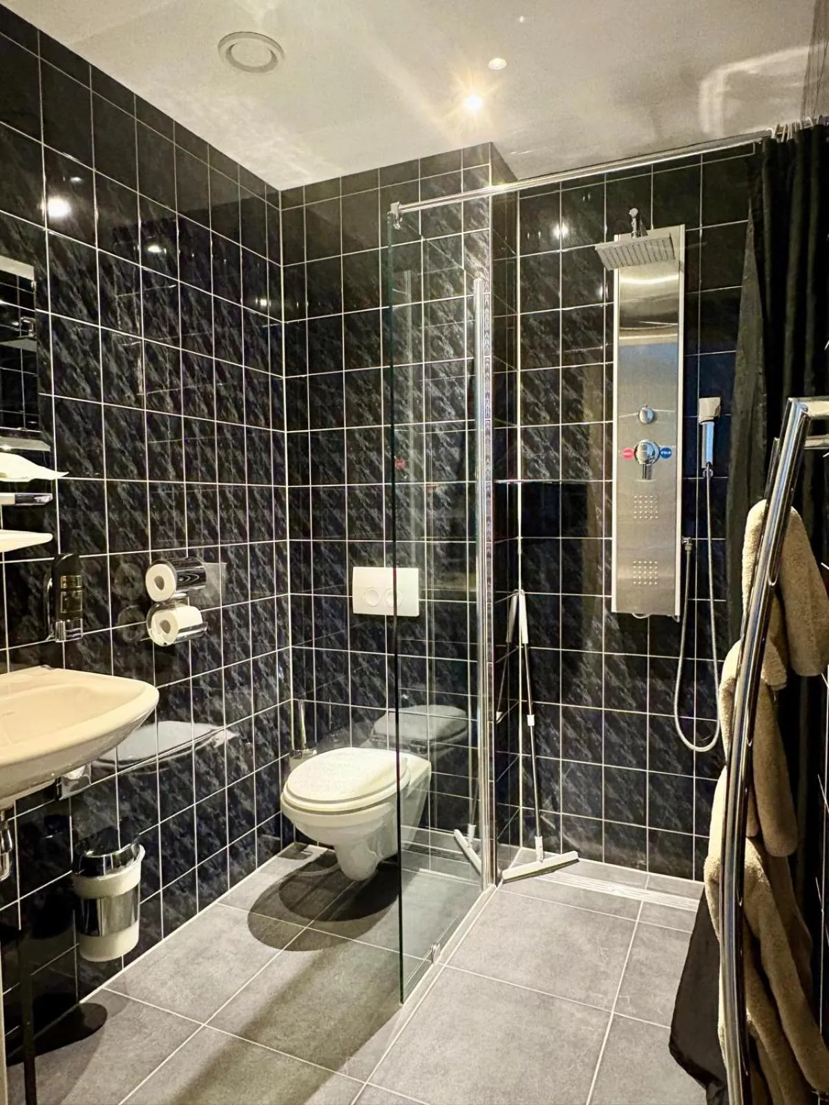 Bathroom in Gasterij Hotel Dennenoord