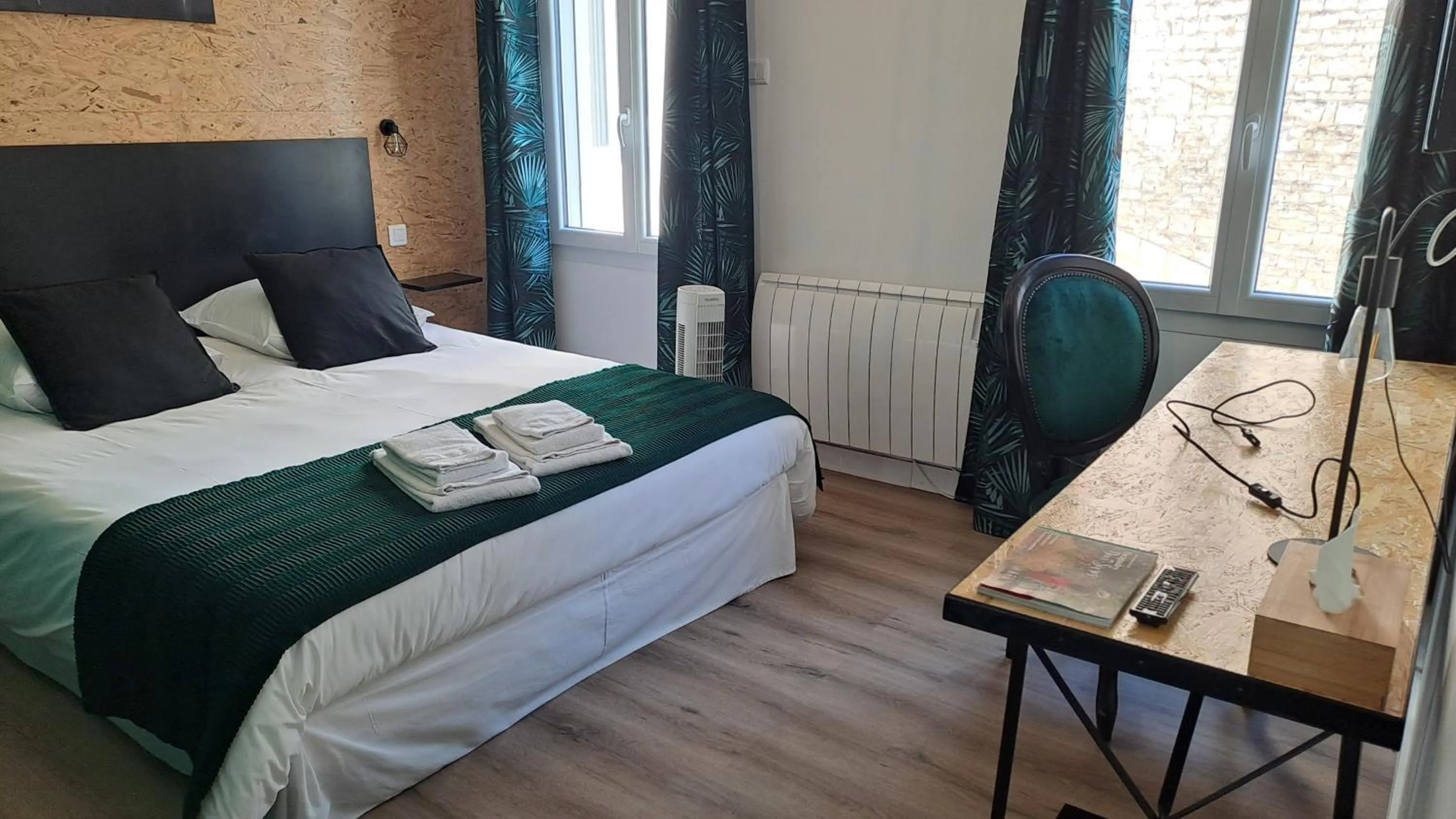 Seating area, Bed in L'Angély - Chambres d'Hôtes