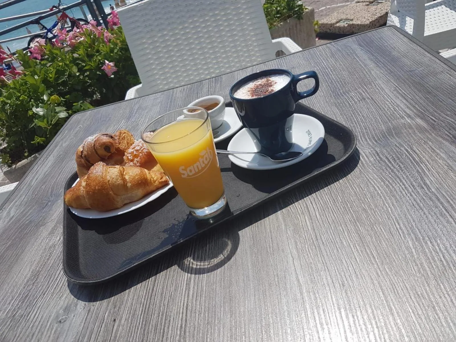 Breakfast in Chiaro di Luna