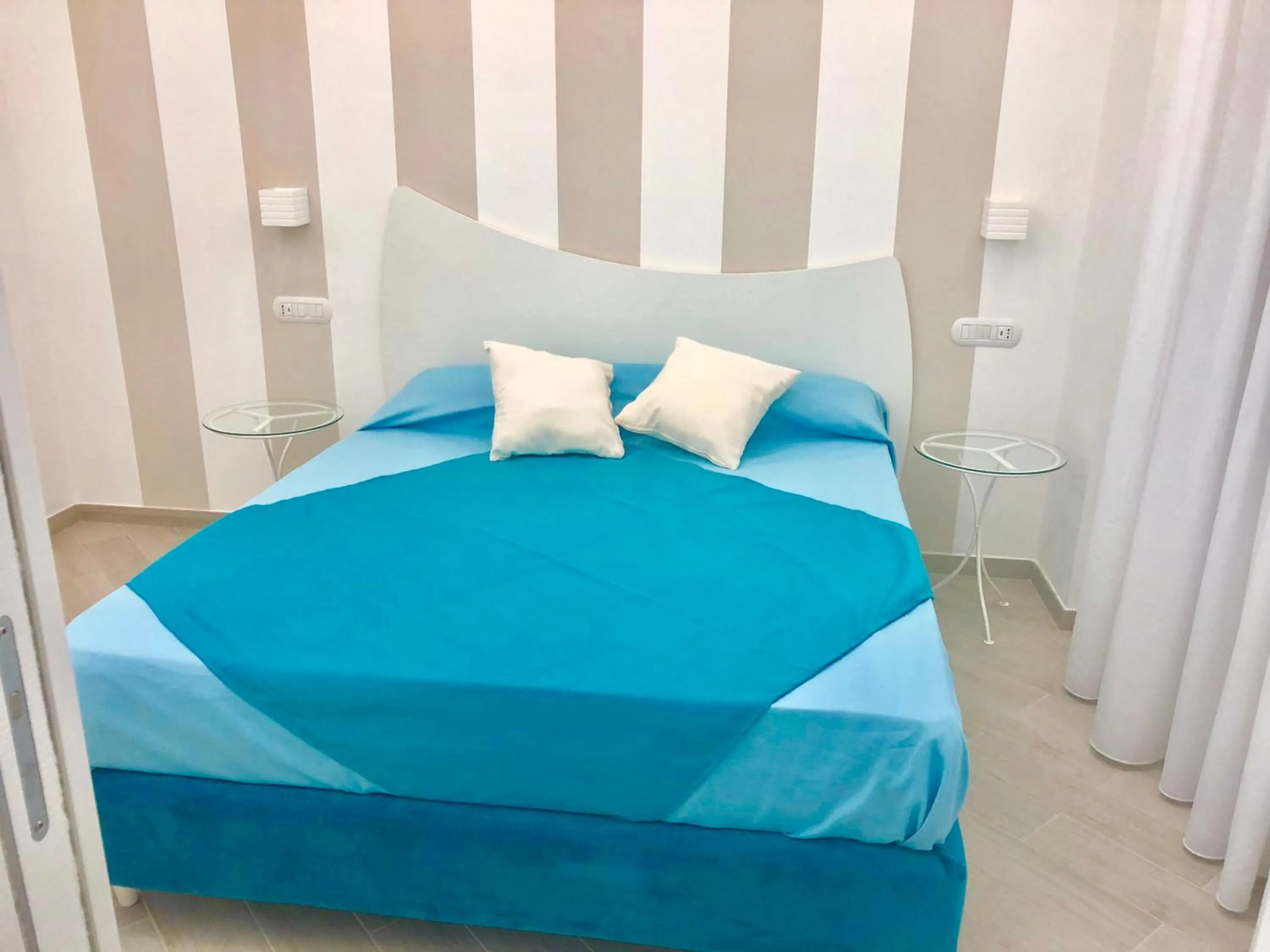 Bedroom, Bed in Chiaro di Luna