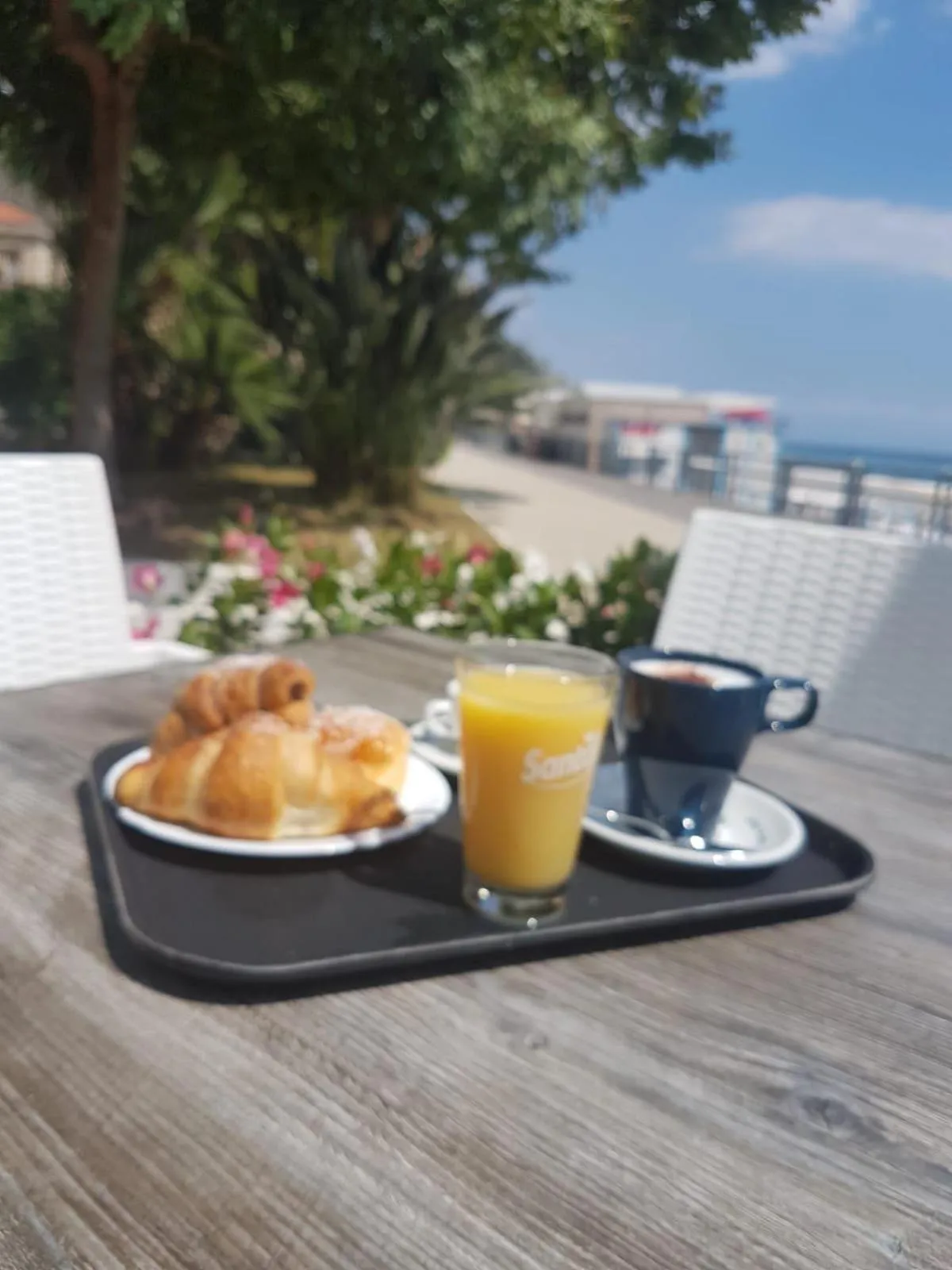 Breakfast in Chiaro di Luna