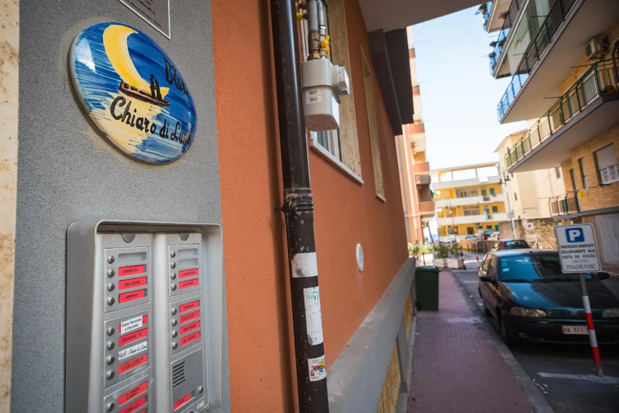 Facade/entrance in Chiaro di Luna