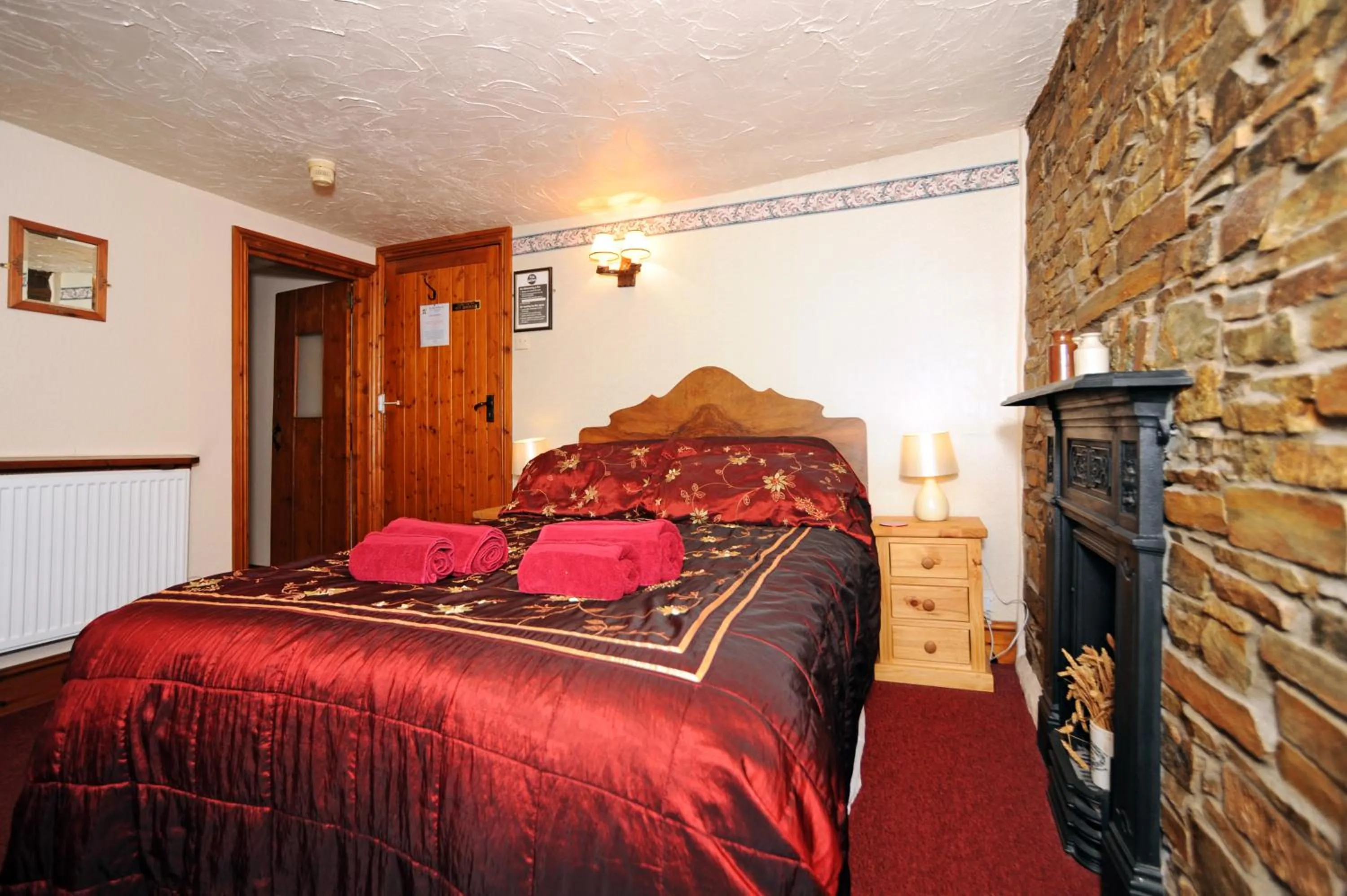 Bedroom, Bed in The West Country Inn