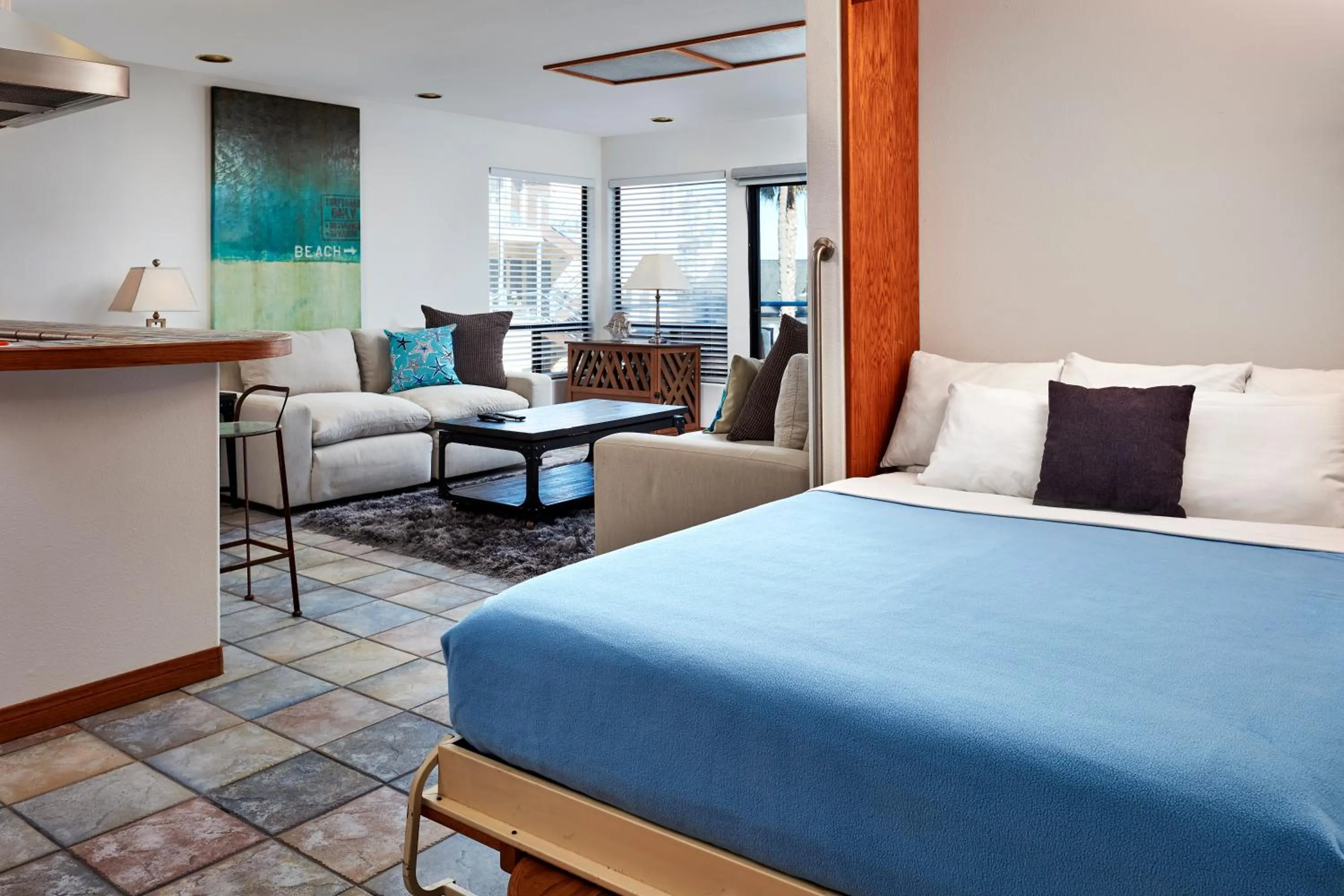 Bed in Seaport Village Inn, Avalon