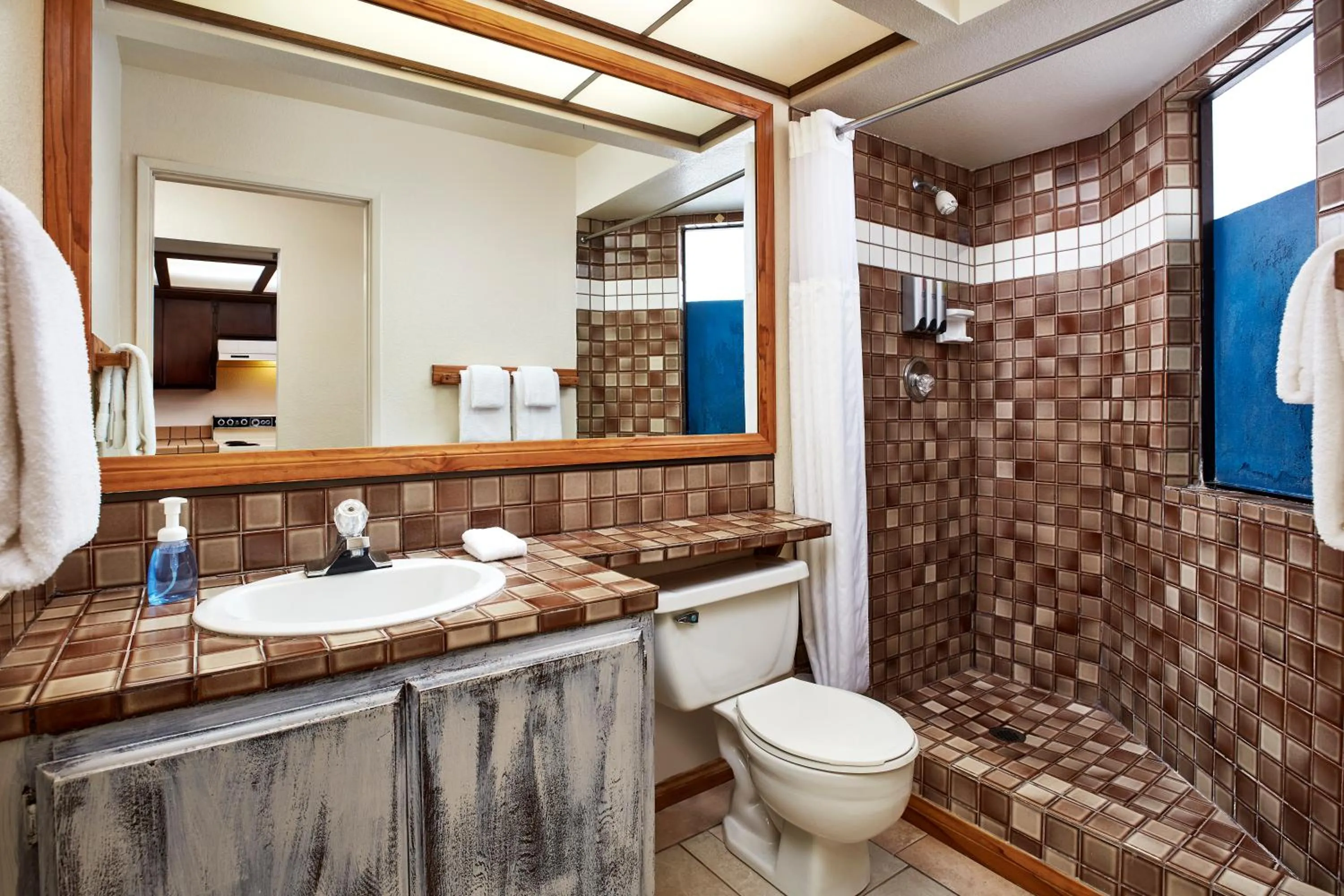 Bathroom in Seaport Village Inn, Avalon