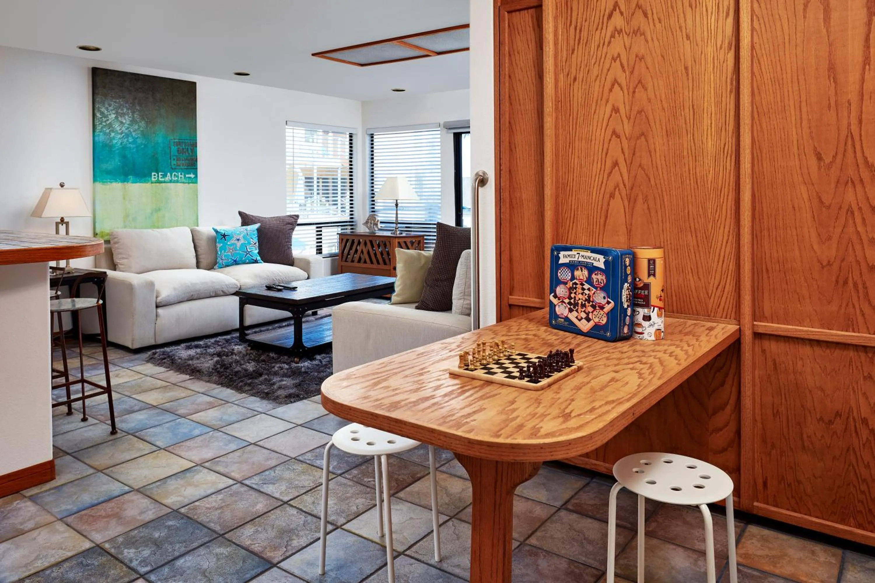 Living room in Seaport Village Inn, Avalon