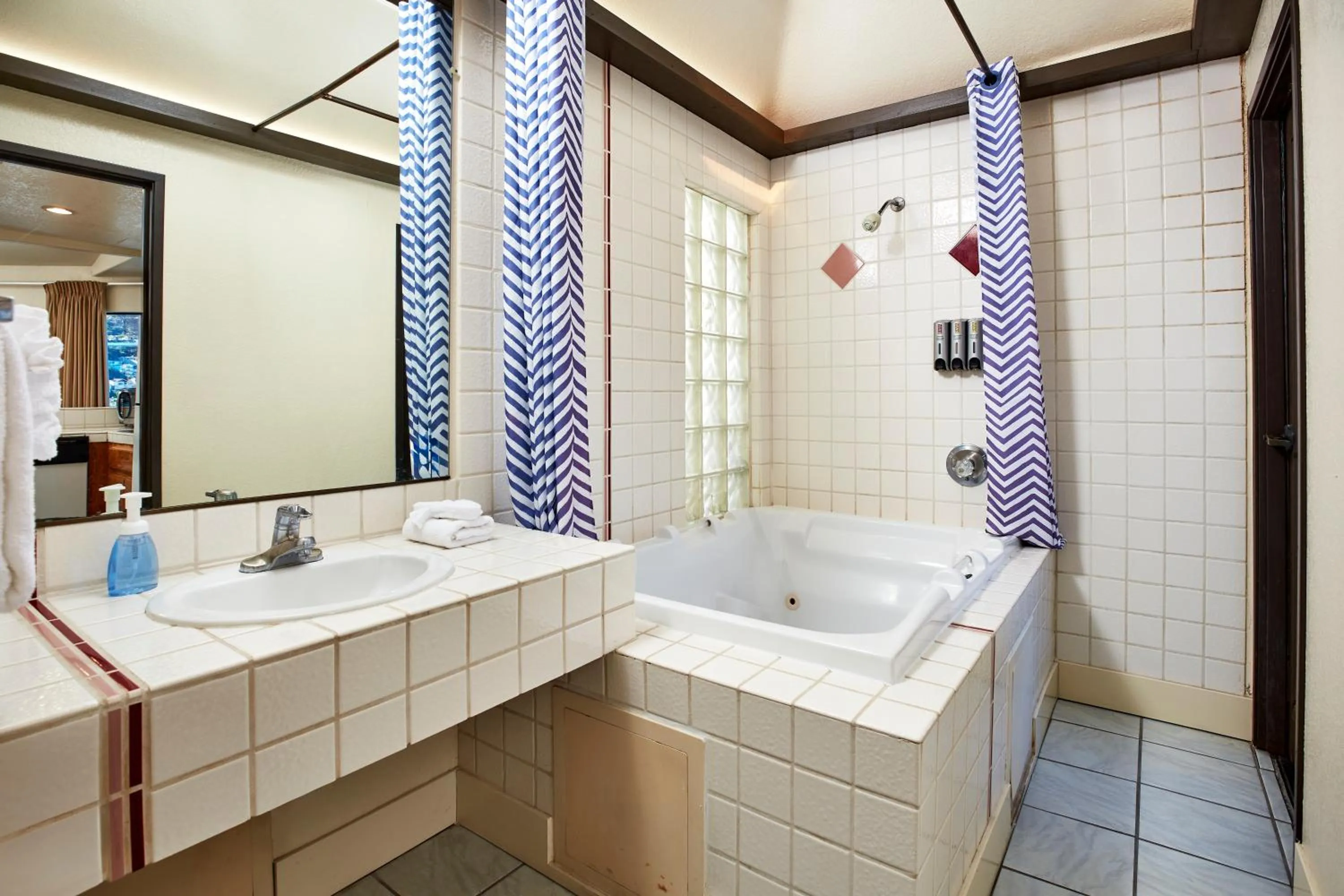 Bathroom in Seaport Village Inn, Avalon