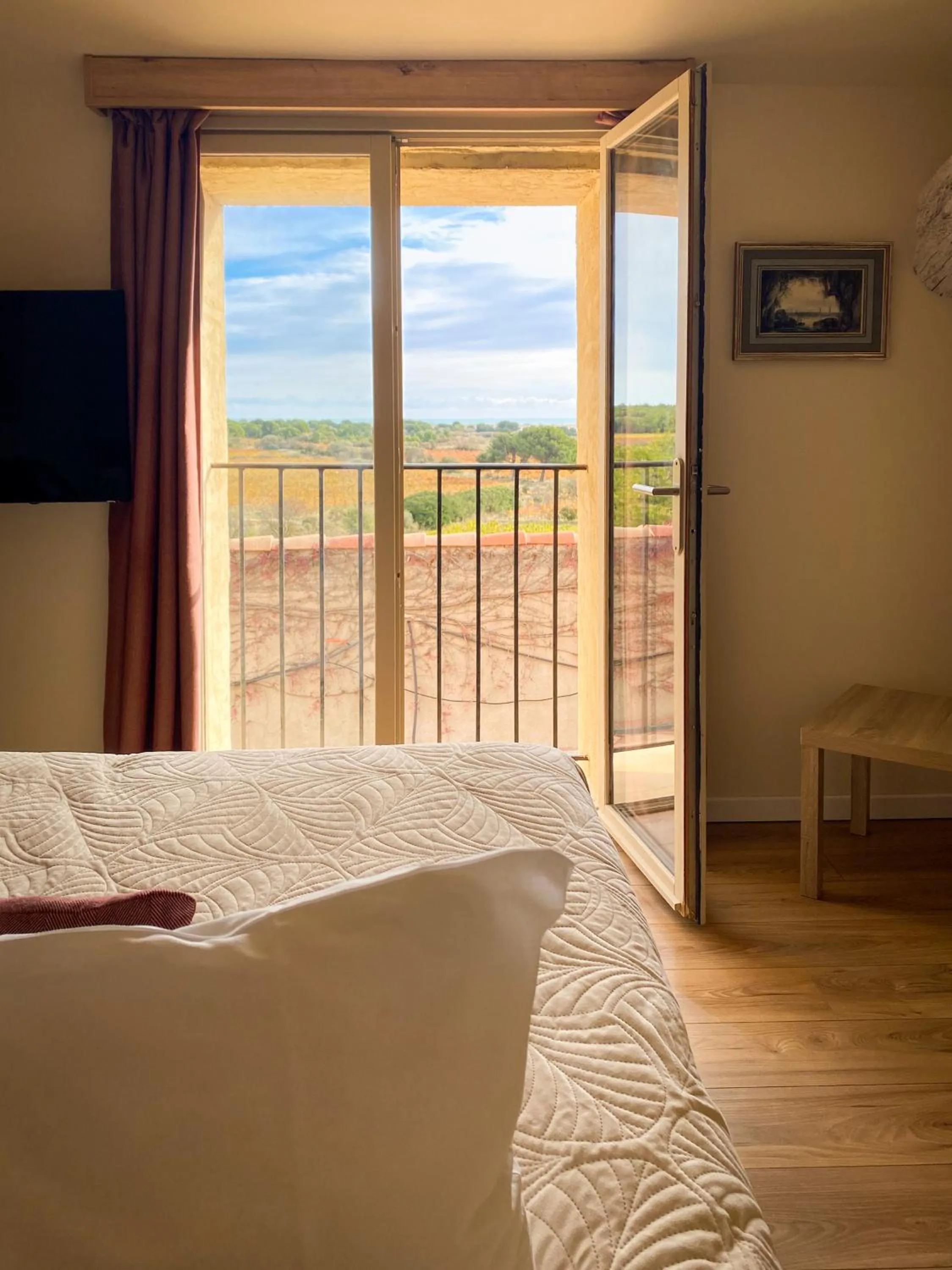 Sea view, Bed in Château le Bouïs
