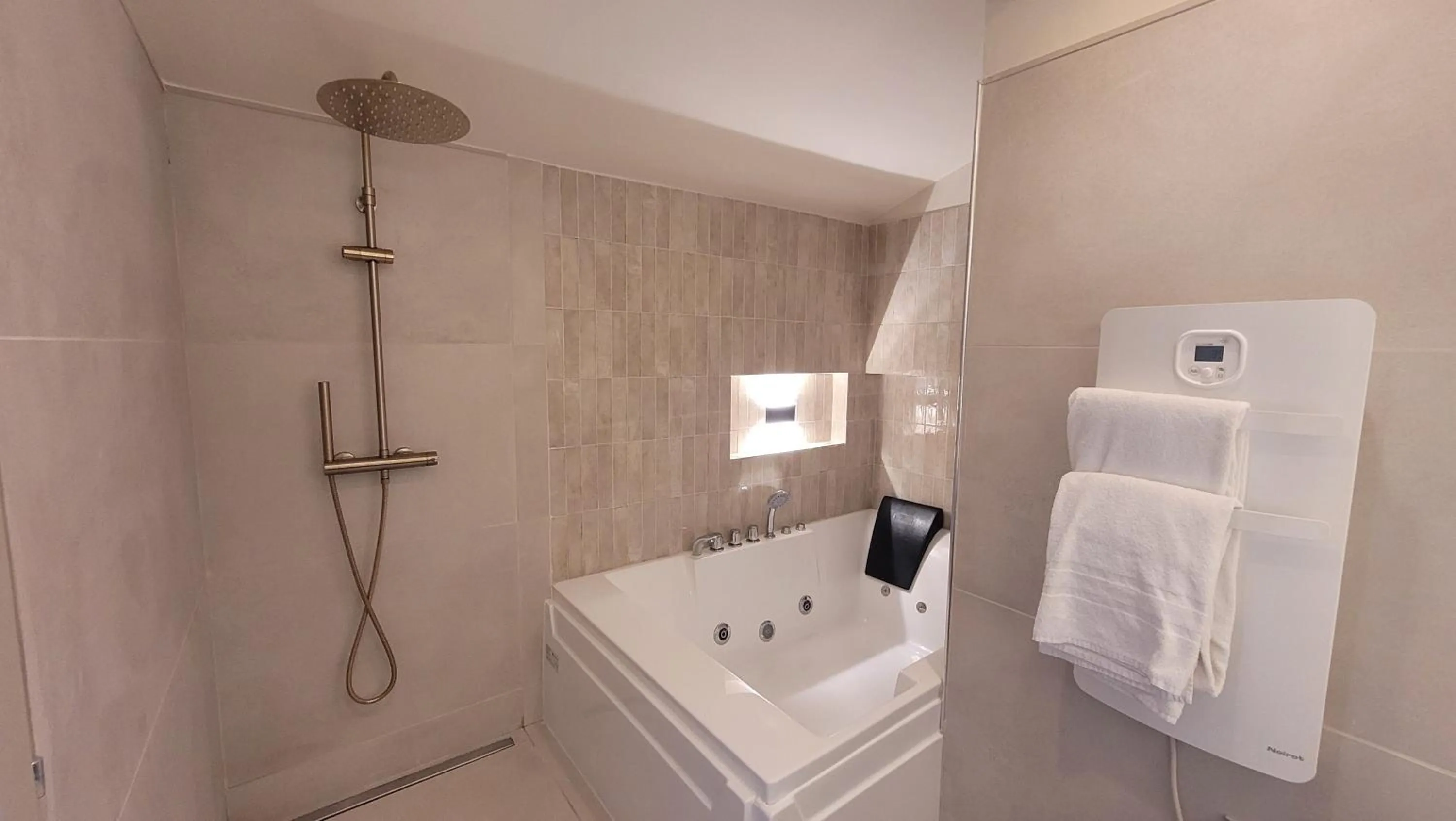 Shower in Château le Bouïs