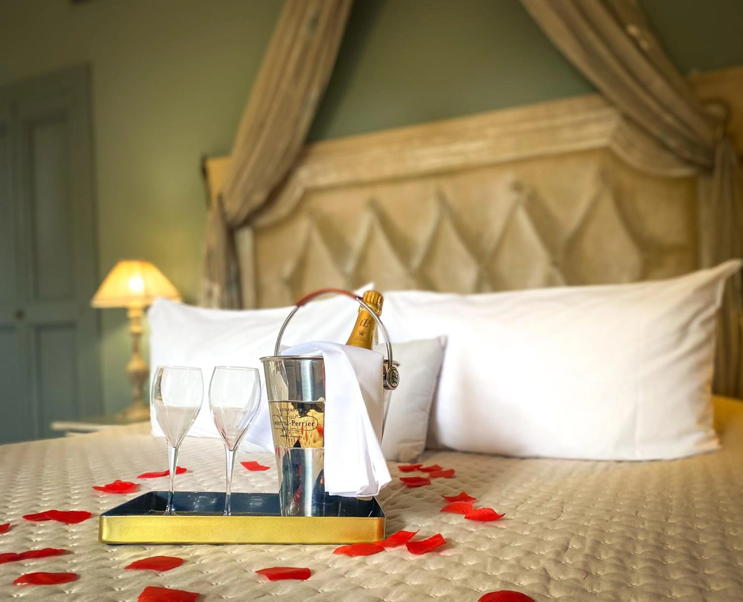 Bedroom, Bed in Château le Bouïs