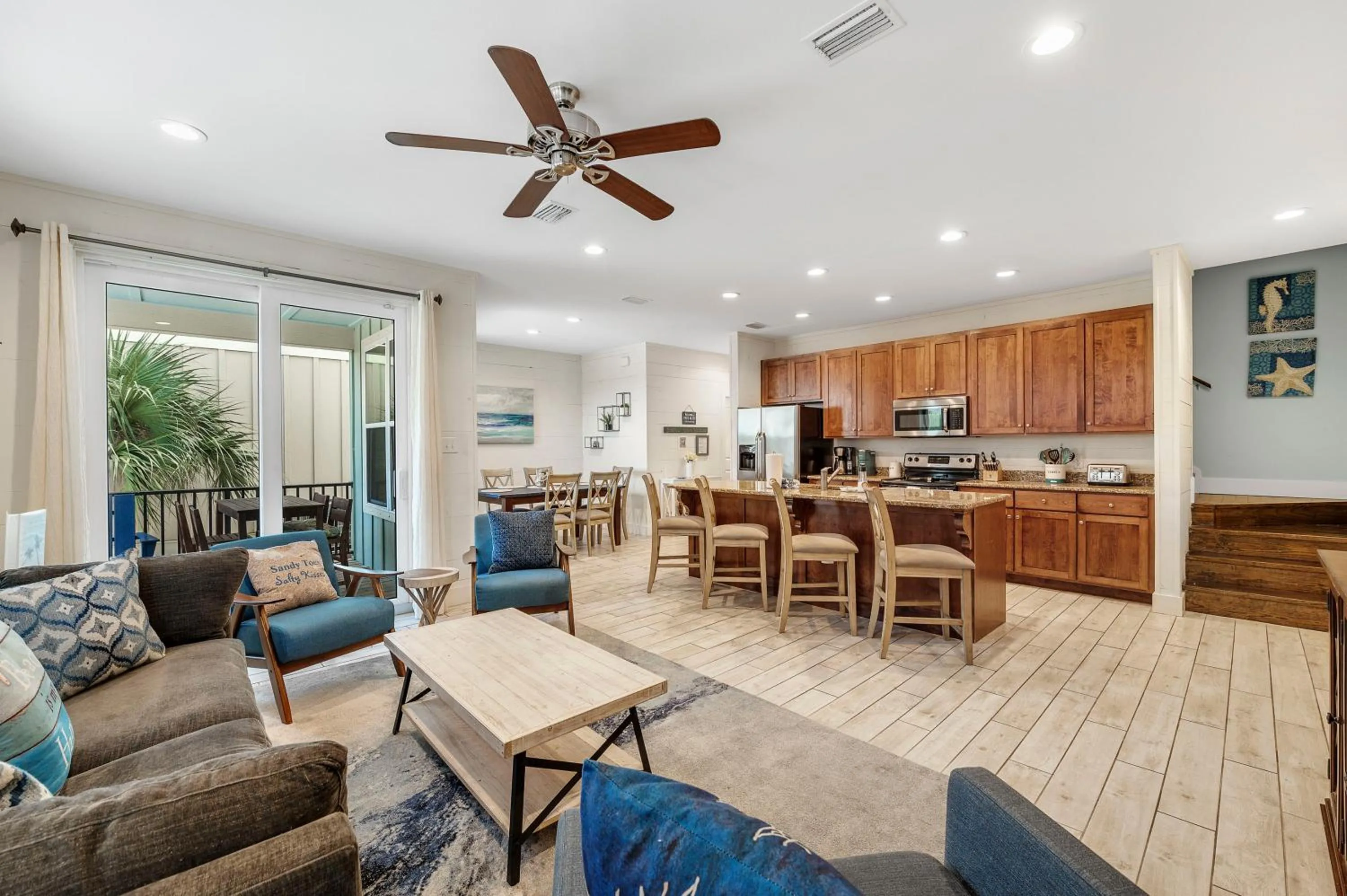 Kitchen or kitchenette in TRUE BLUE-Coastal cottage-3 min walk to beach! POOL!