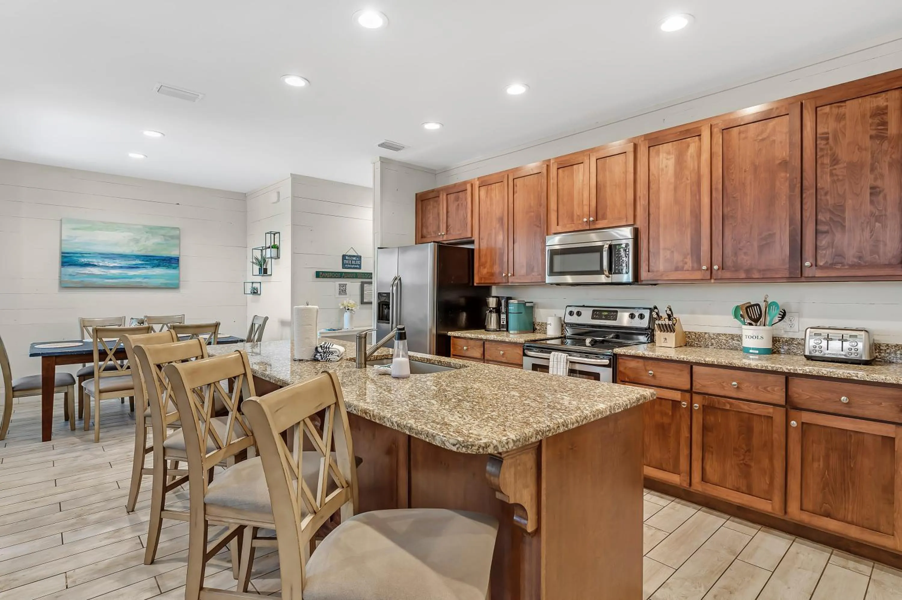 Kitchen or kitchenette in TRUE BLUE-Coastal cottage-3 min walk to beach! POOL!