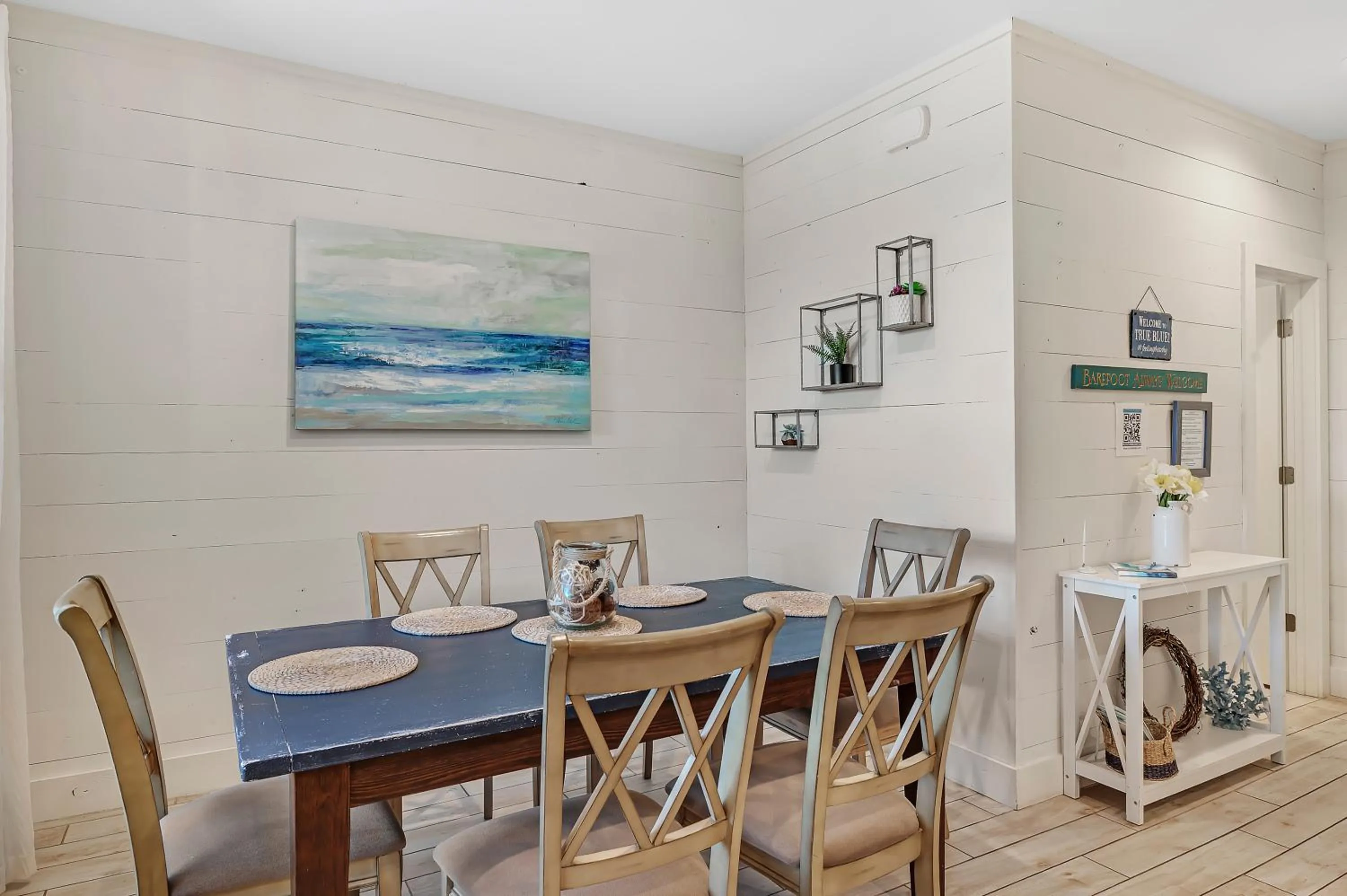 Dining area in TRUE BLUE-Coastal cottage-3 min walk to beach! POOL!