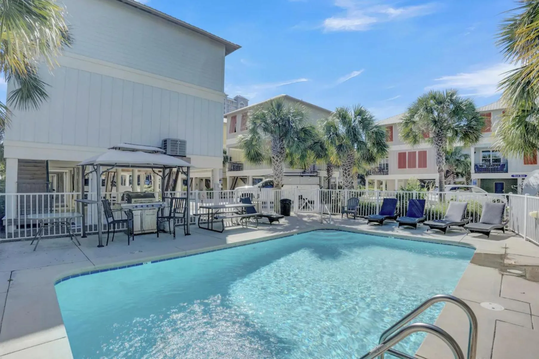 Swimming pool in TRUE BLUE-Coastal cottage-3 min walk to beach! POOL!