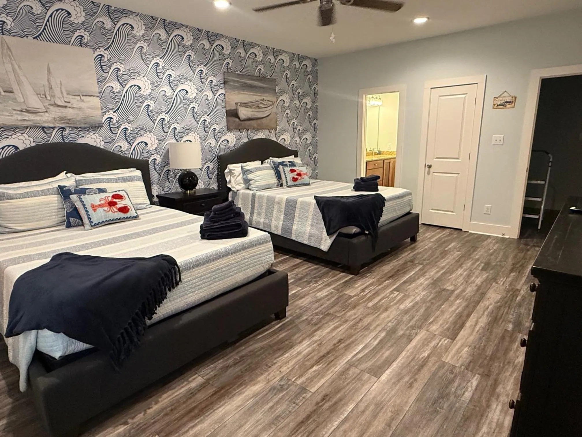 Bed in TRUE BLUE-Coastal cottage-3 min walk to beach! POOL!