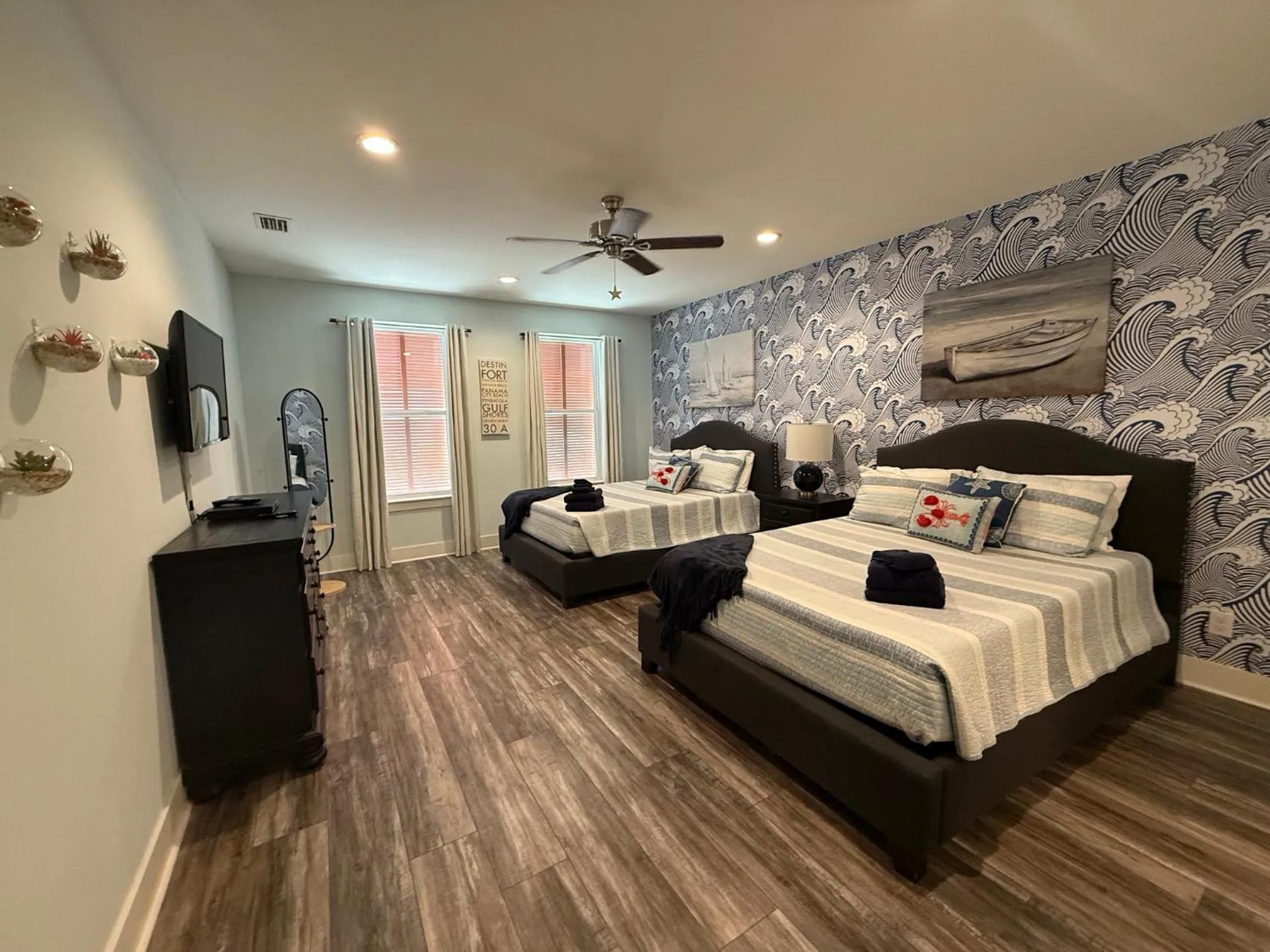 Bed in TRUE BLUE-Coastal cottage-3 min walk to beach! POOL!