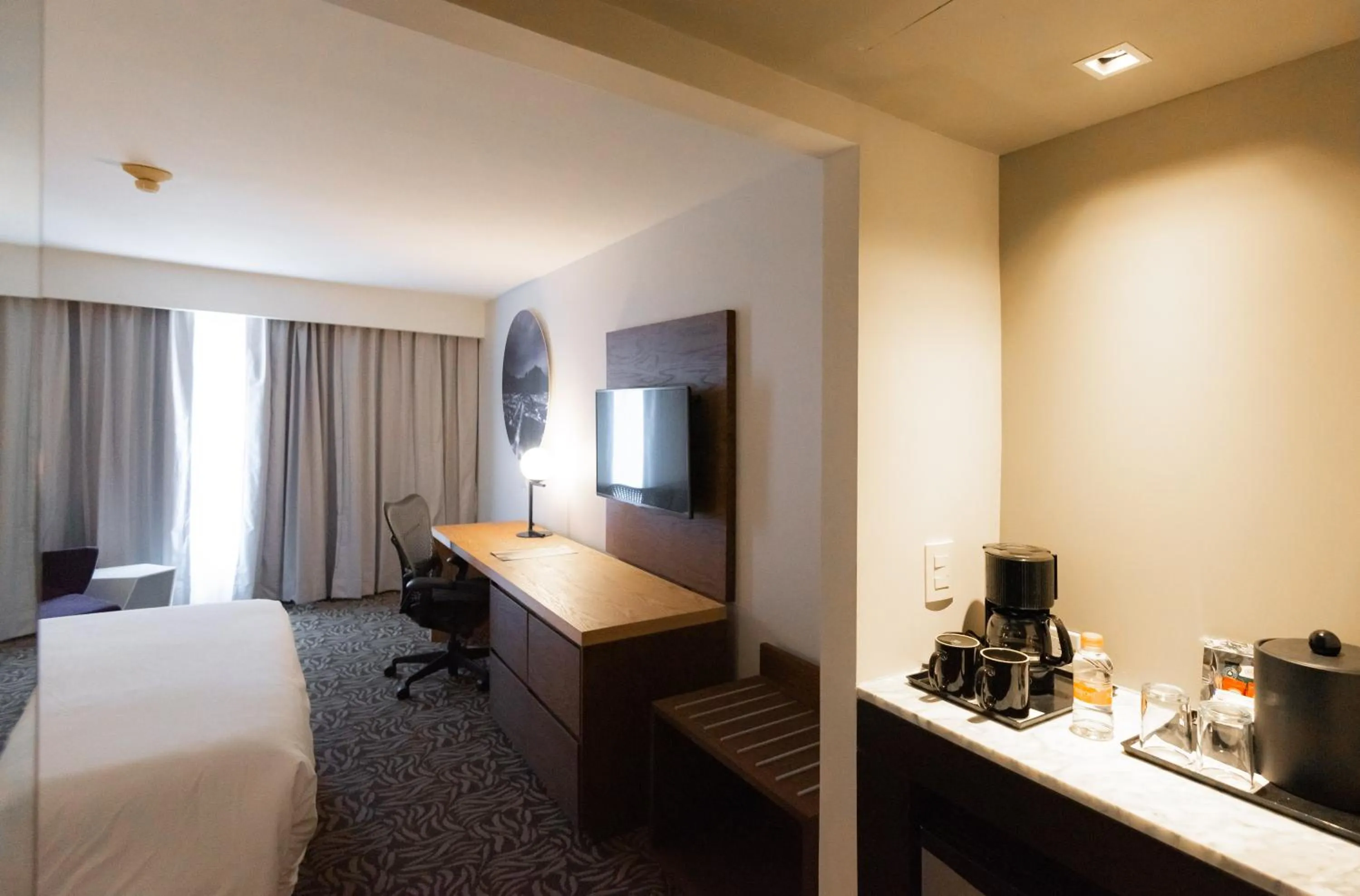 Communal lounge/ TV room, Bed in Krystal Urban Monterrey San Jeronimo