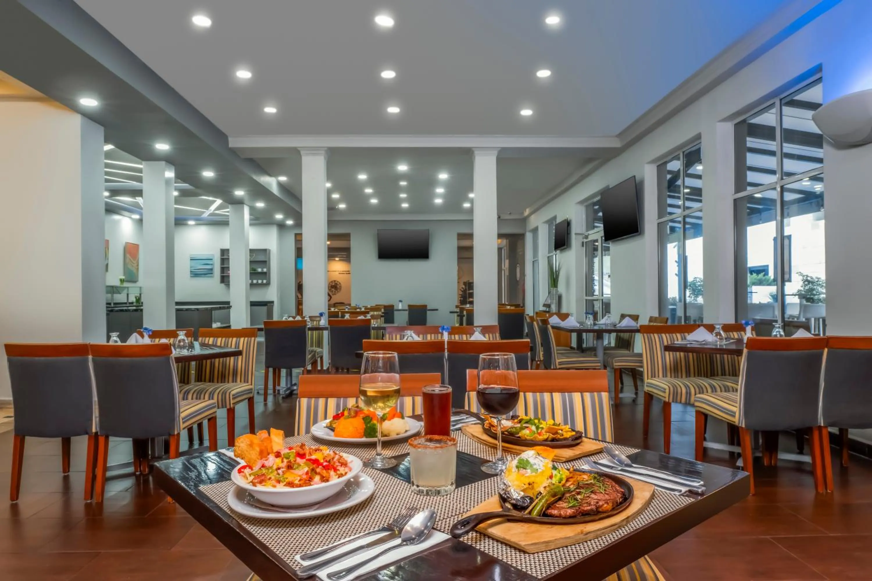 Restaurant/places to eat in Krystal Urban Monterrey San Jeronimo