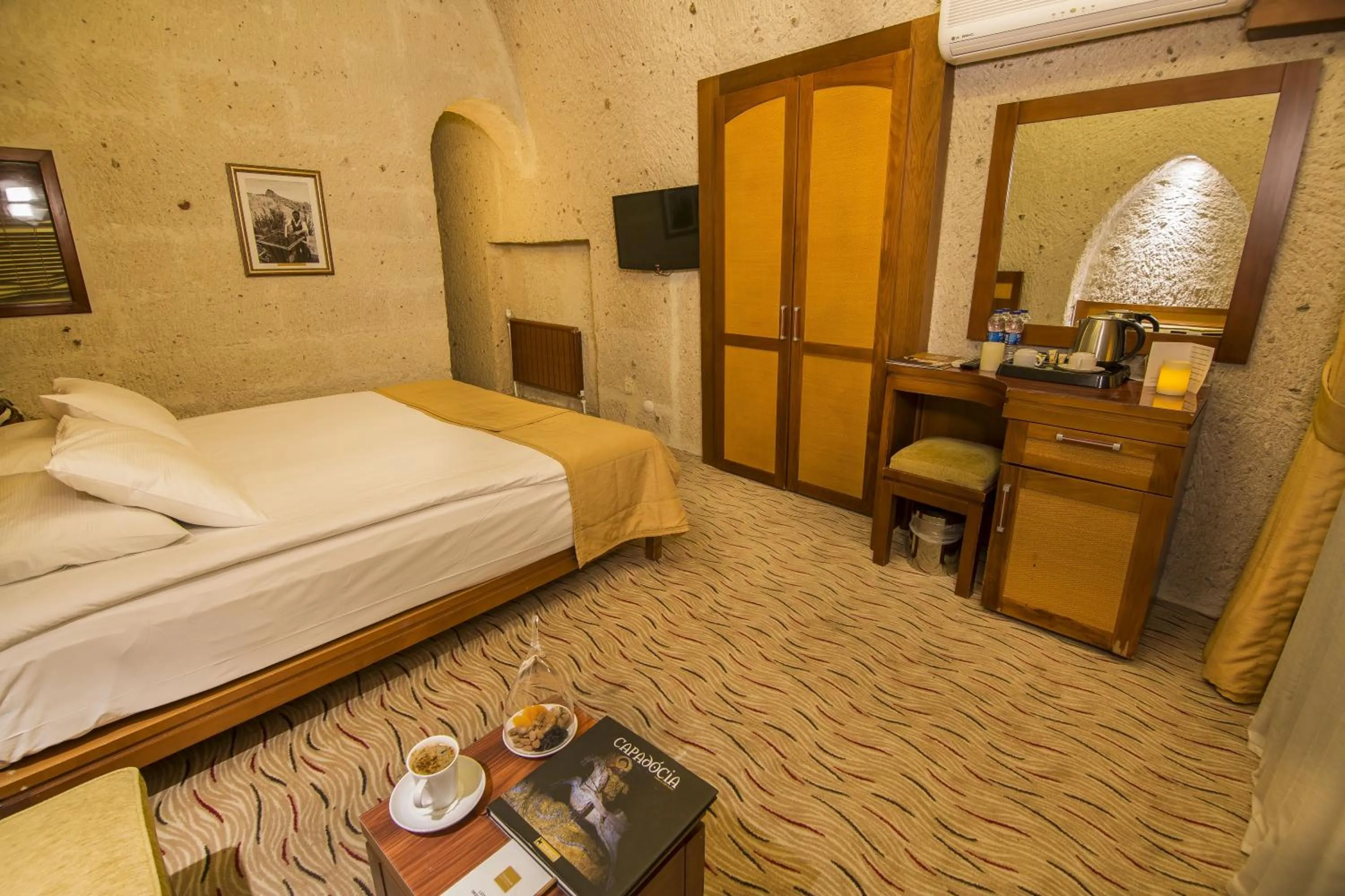 Photo of the whole room, Bed in Uchisar Kaya Otel