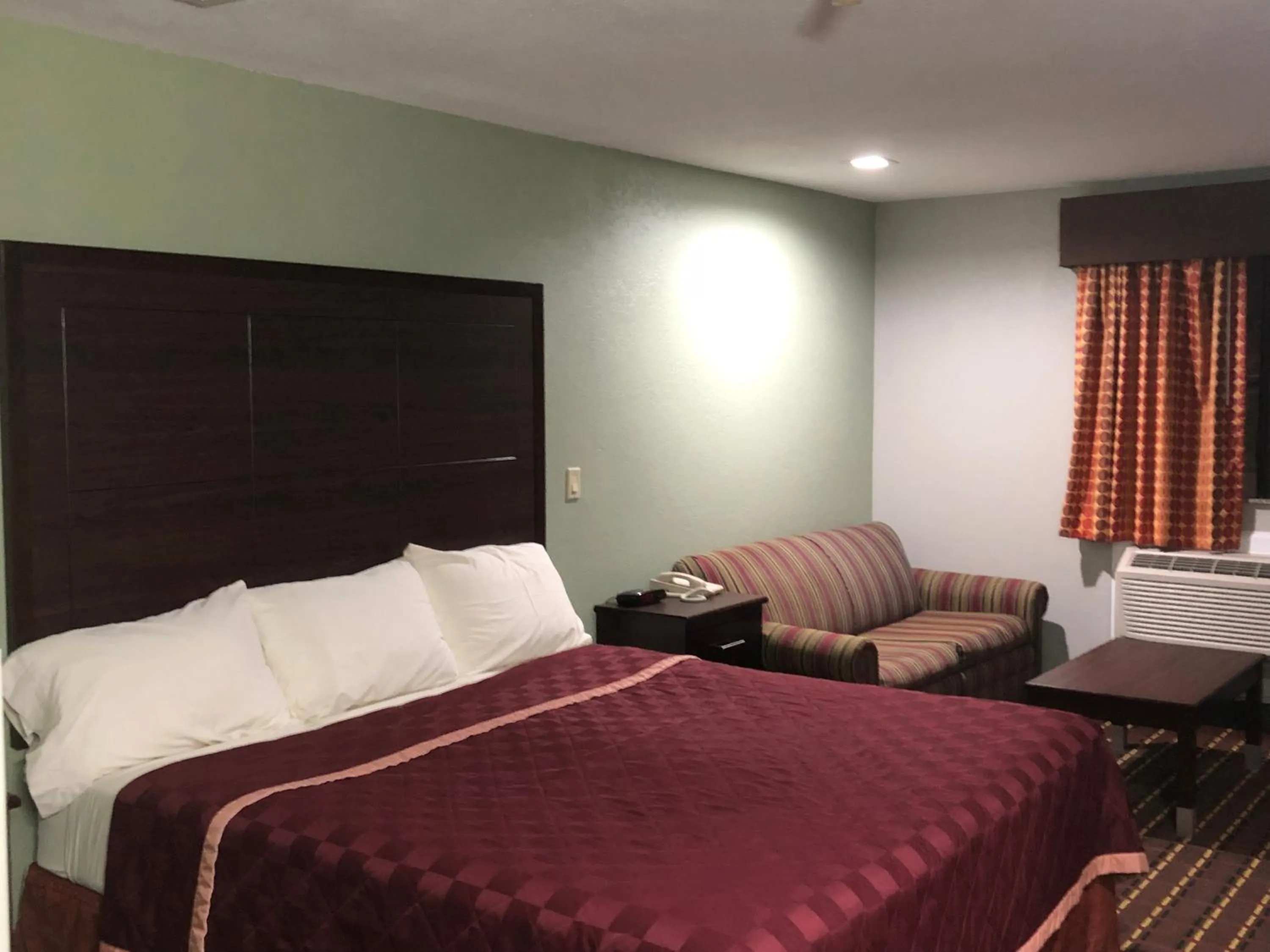 Bed in Texas Inn and Suites Lufkin