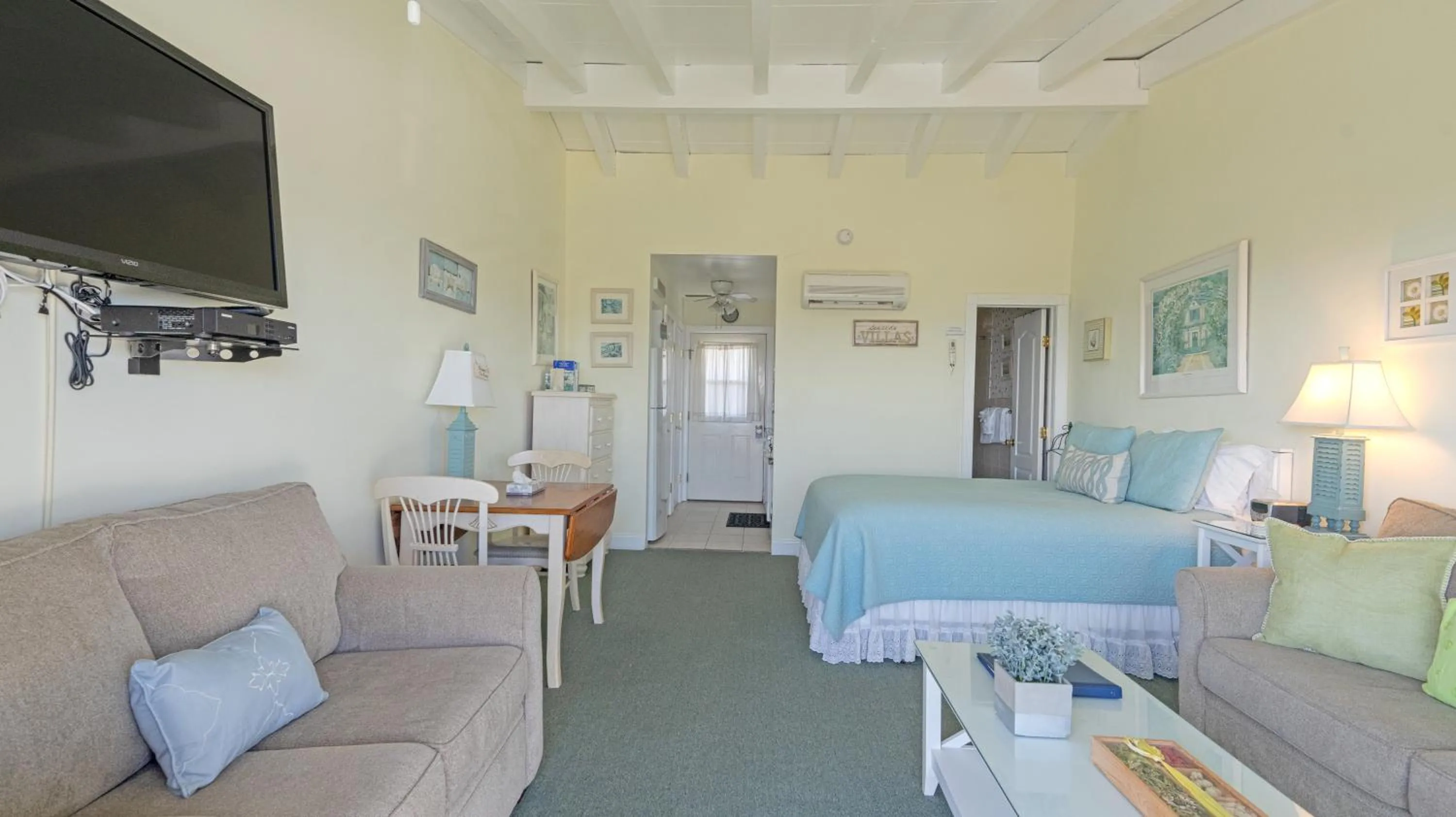 Photo of the whole room, Bed in Beach Plum Resort