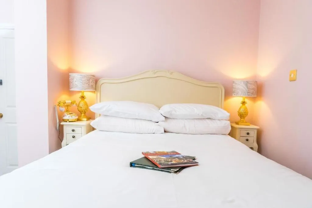 Photo of the whole room, Bed in Oldfields House