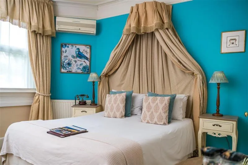 Photo of the whole room, Bed in Oldfields House