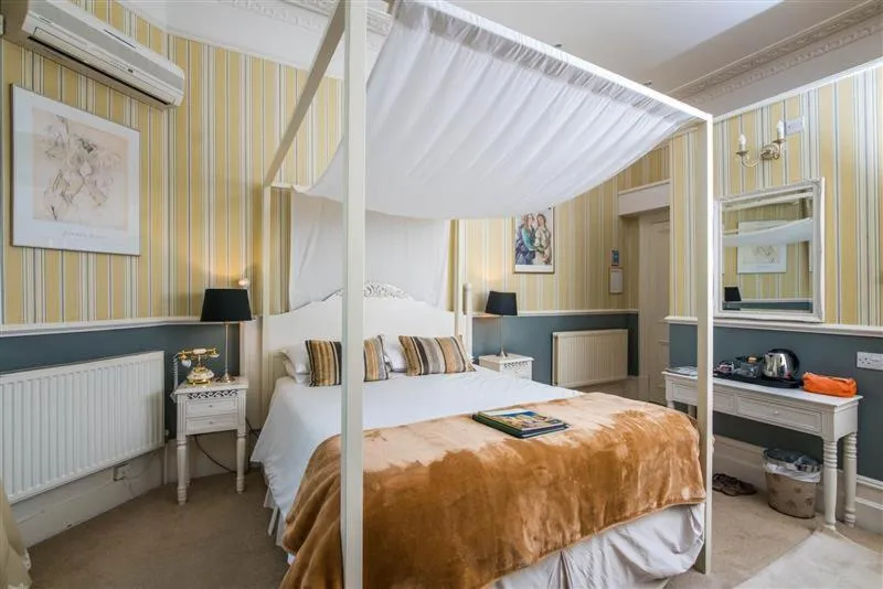 Photo of the whole room, Bed in Oldfields House