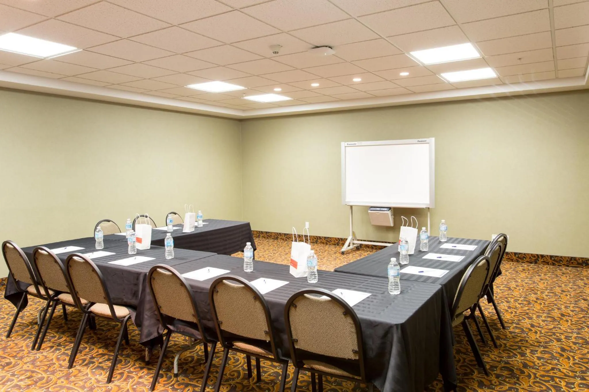 Meeting/conference room in Holiday Inn Express Hotel & Suites - Slave Lake by IHG
