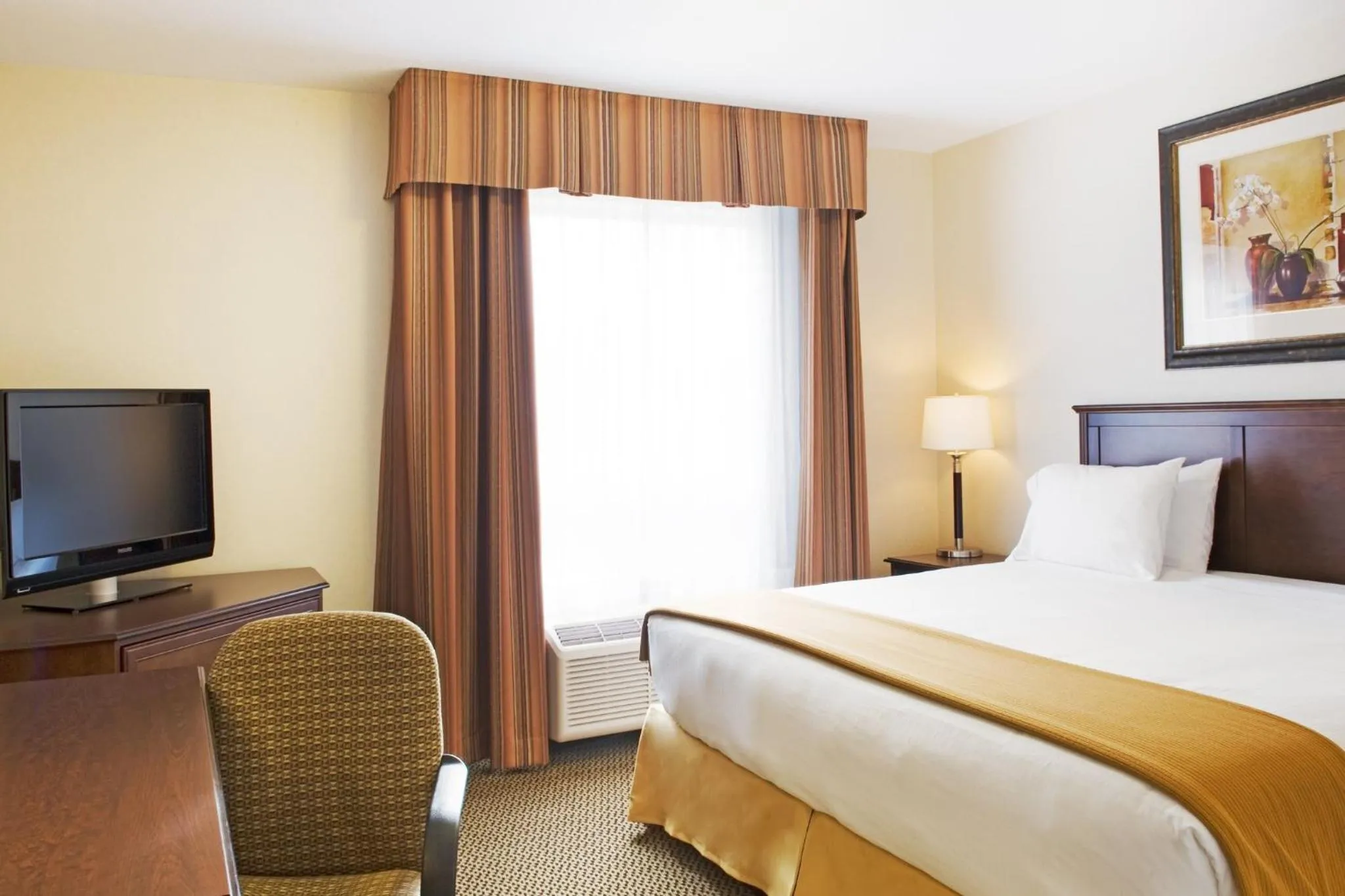 Photo of the whole room, Bed in Holiday Inn Express Hotel & Suites - Slave Lake by IHG