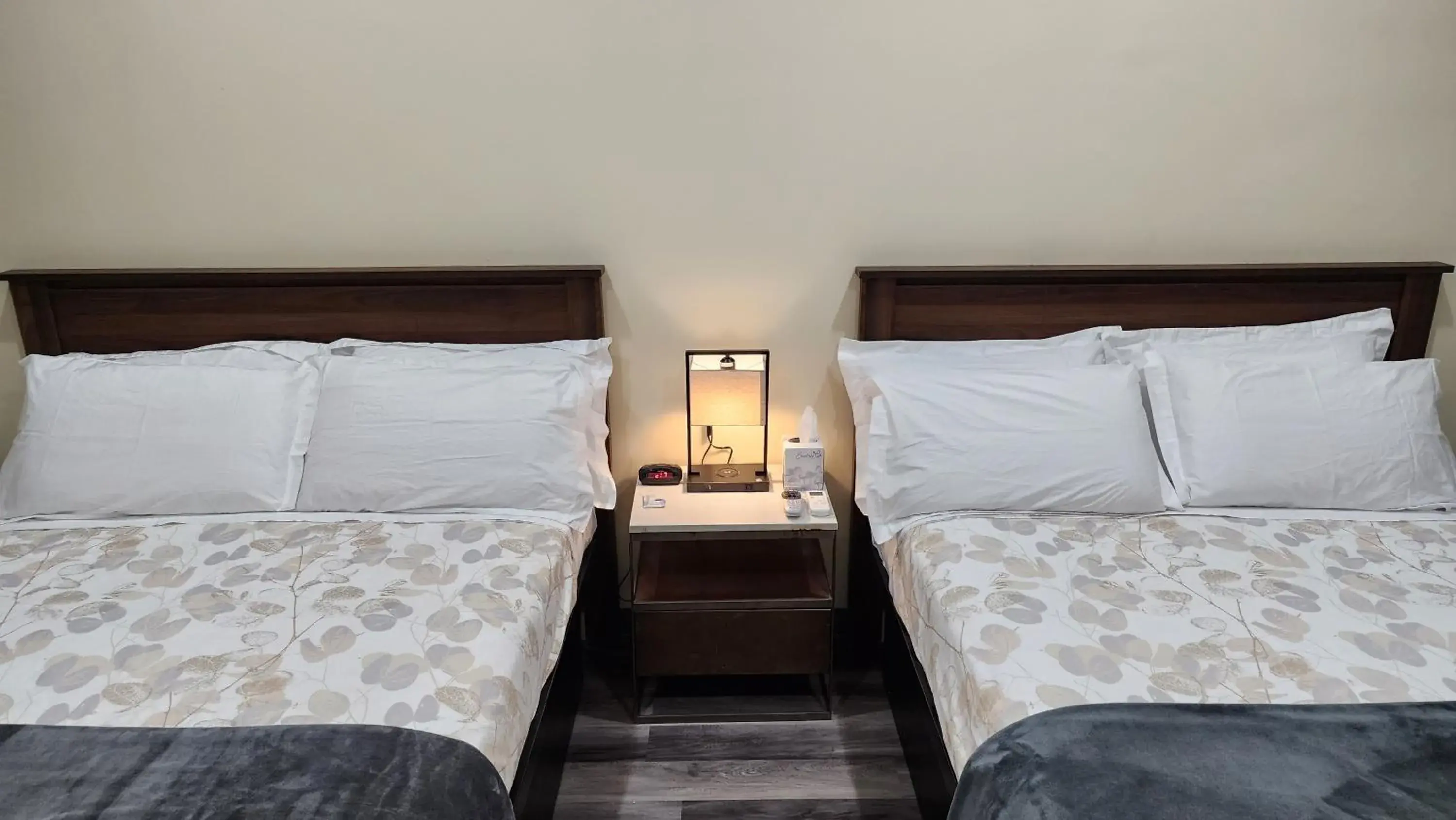 Triple Queen in 24 Hours Motel Triple Queen in 24 Hours Motel