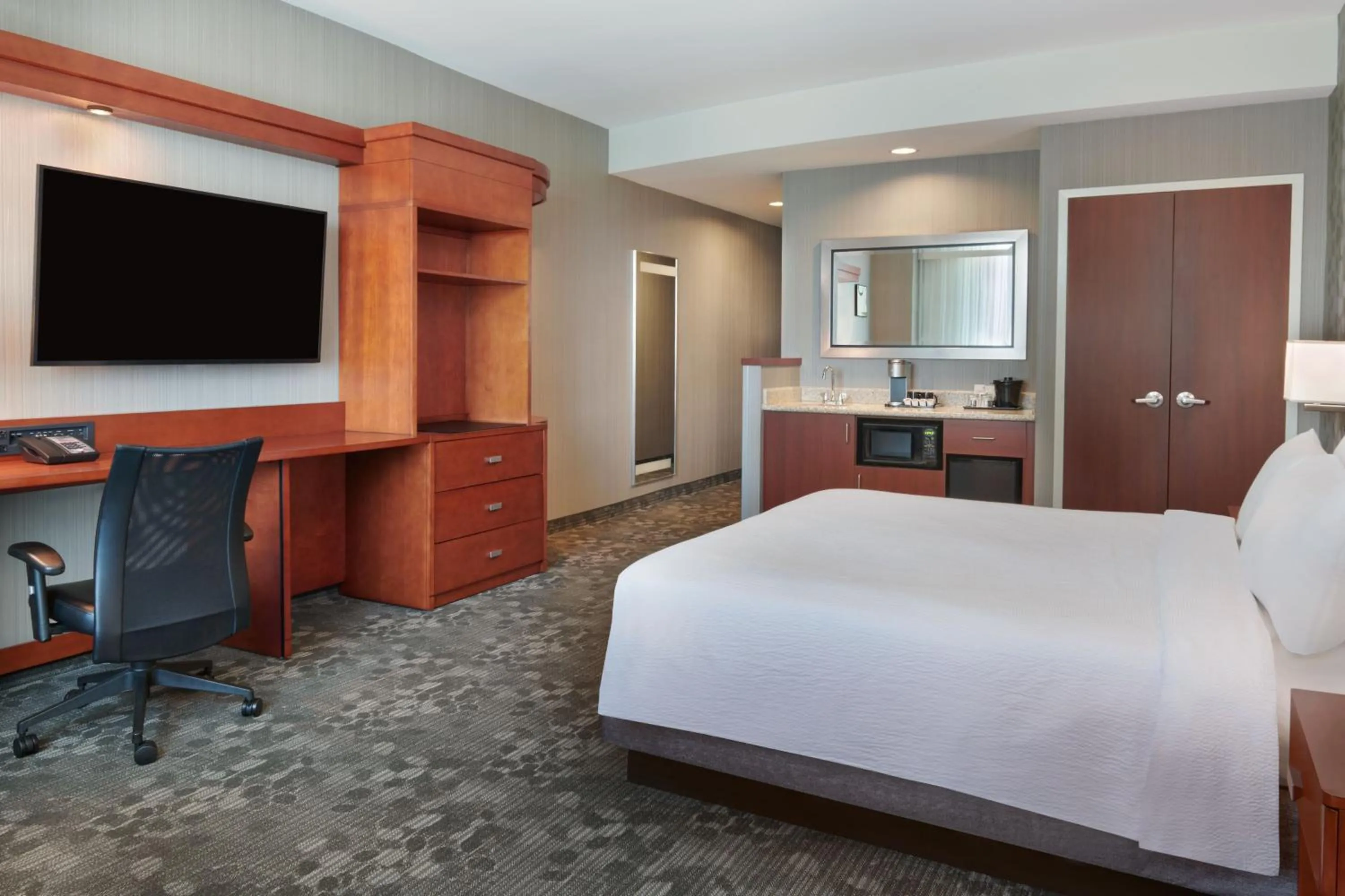 Photo of the whole room, Bed in Courtyard by Marriott Ottawa East