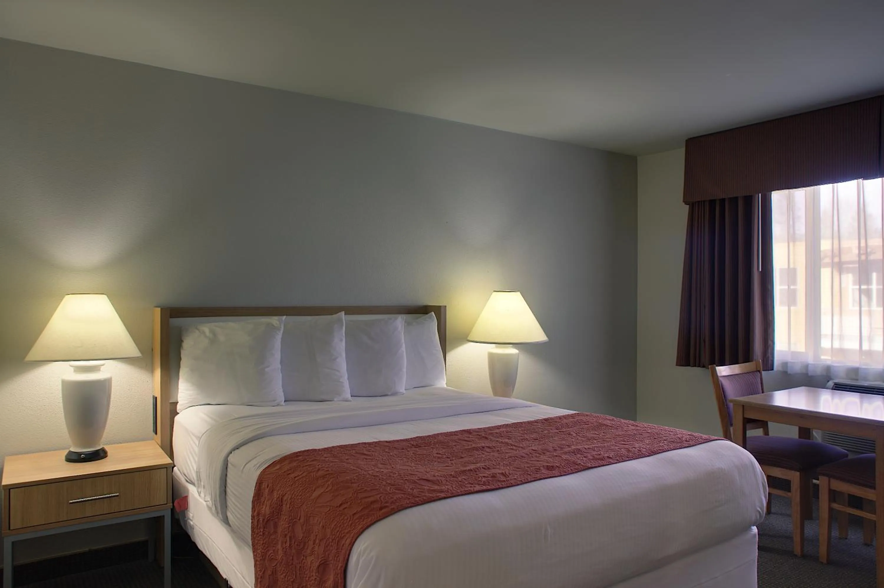 Bed in Aladdin Inn and Suites