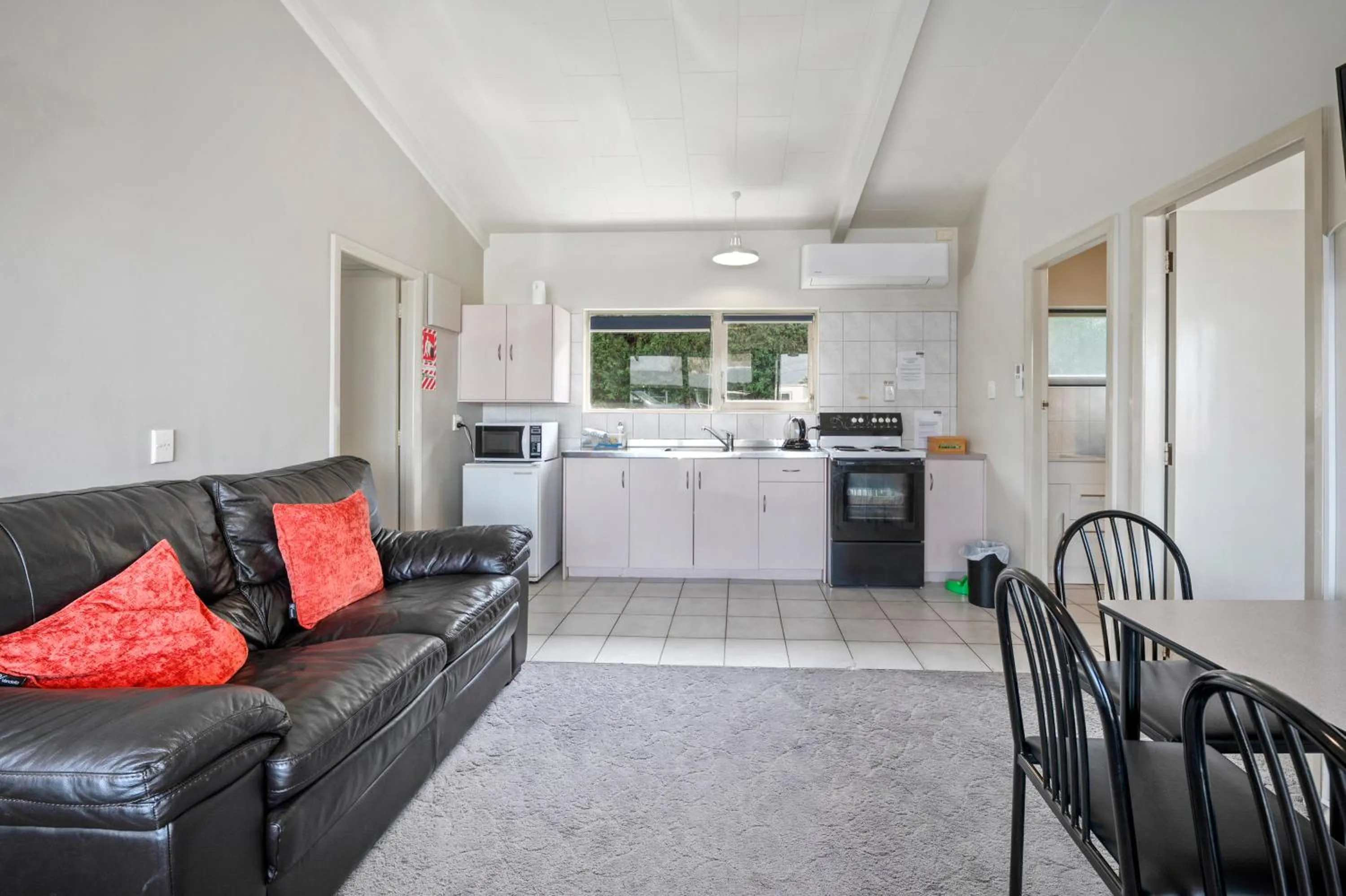 Kitchen or kitchenette in Jack & Di's Lakefront Motel