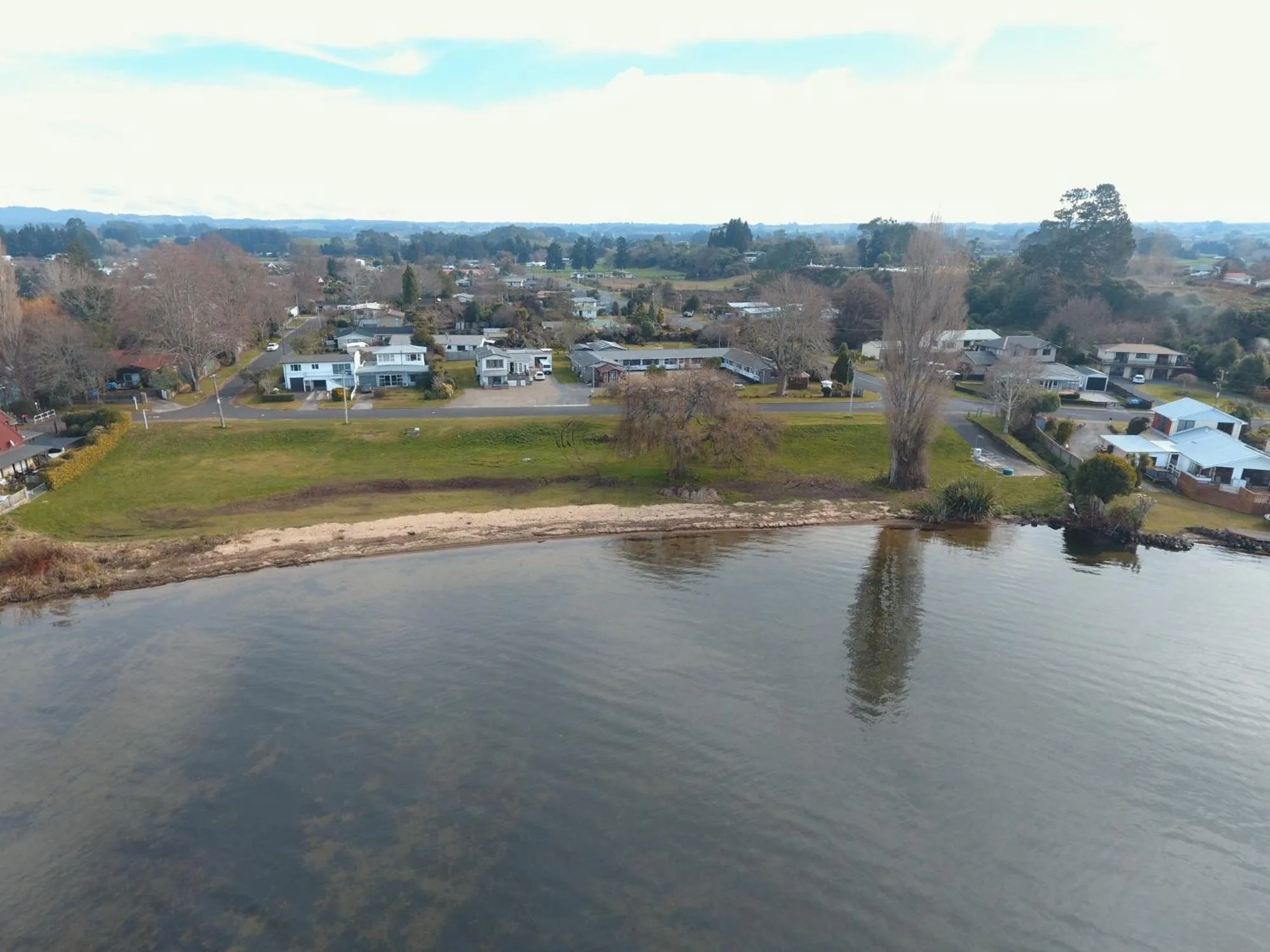 Spring in Jack & Di's Lakefront Motel