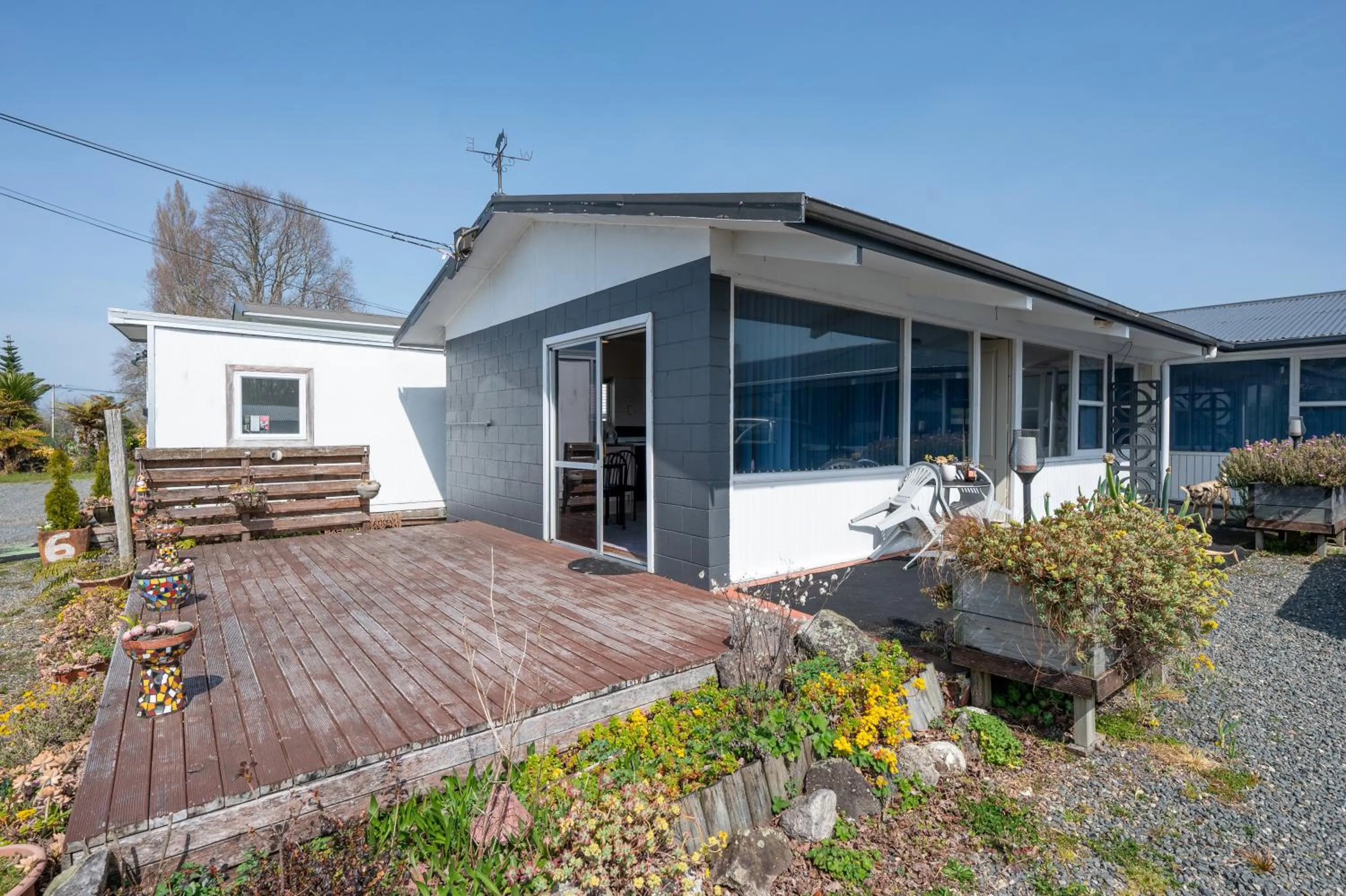 Garden in Jack & Di's Lakefront Motel