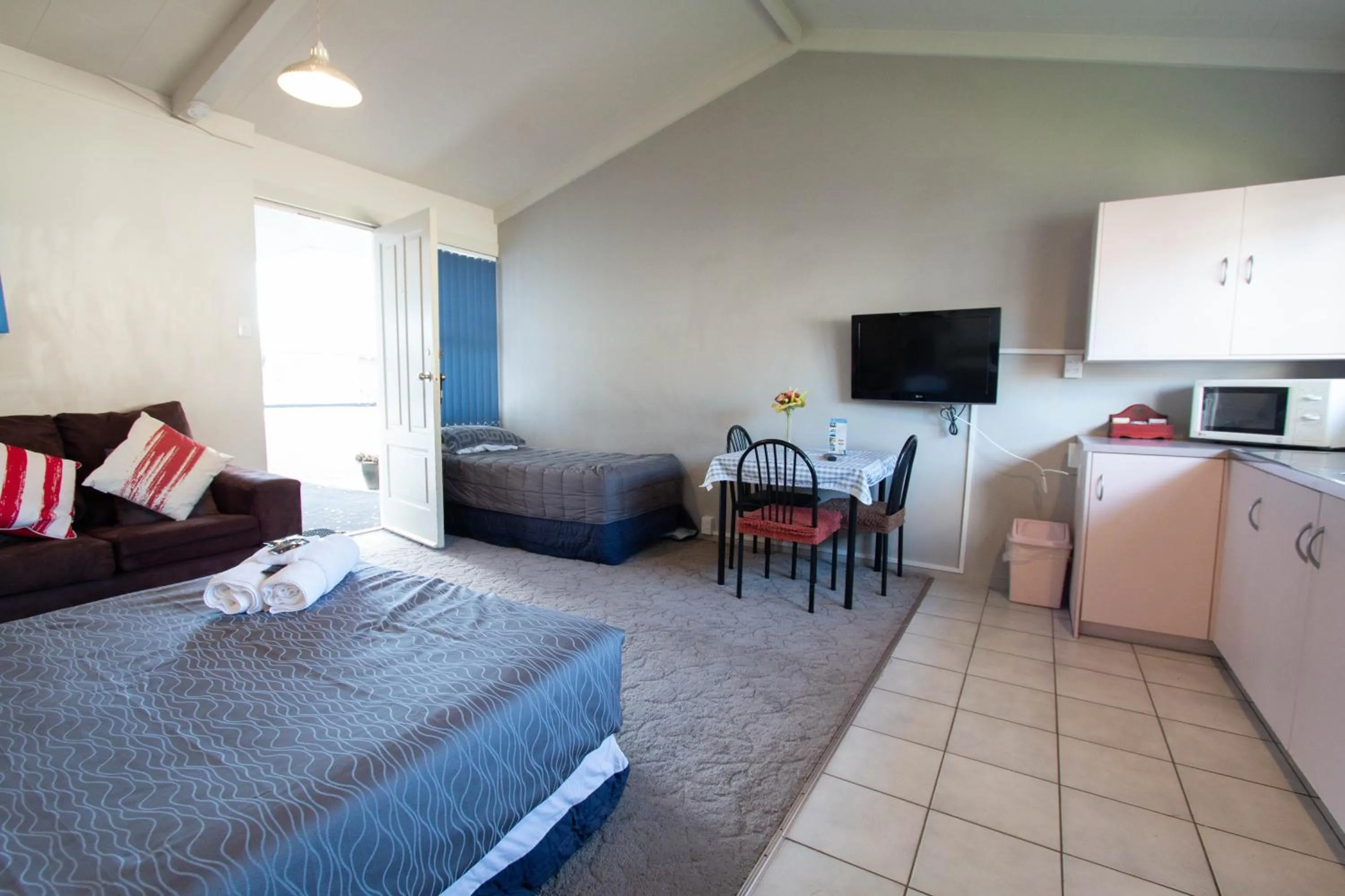 Living room, Bed in Jack & Di's Lakefront Motel