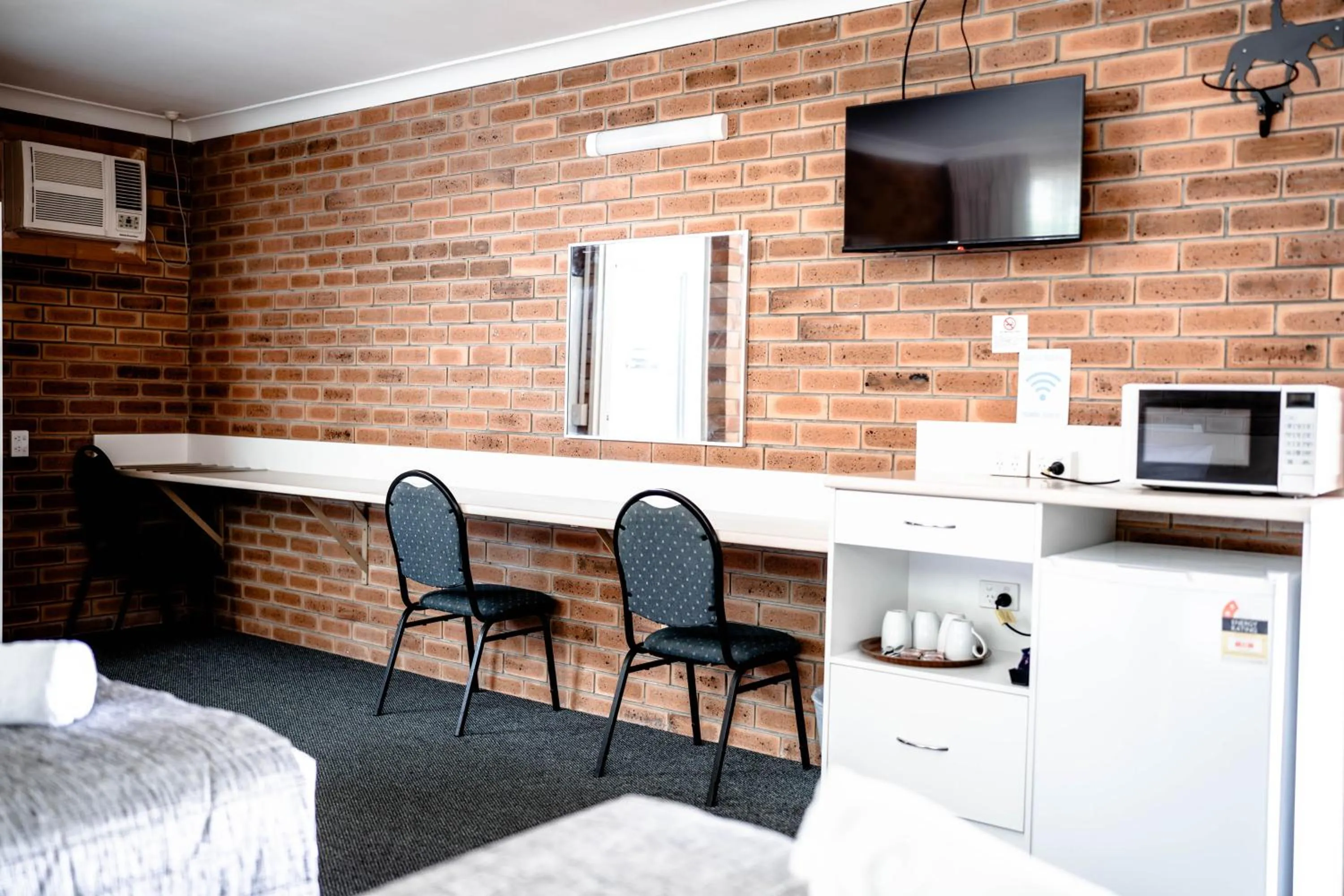 TV and multimedia in Buckaroo Motor Inn