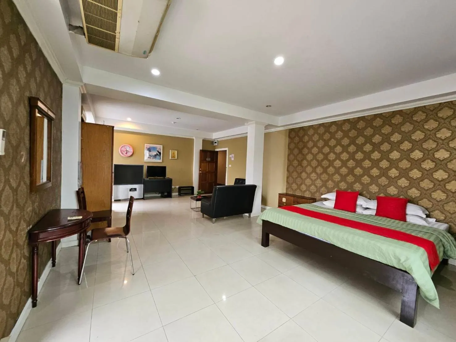 Bed in Royal Pimand Hotel