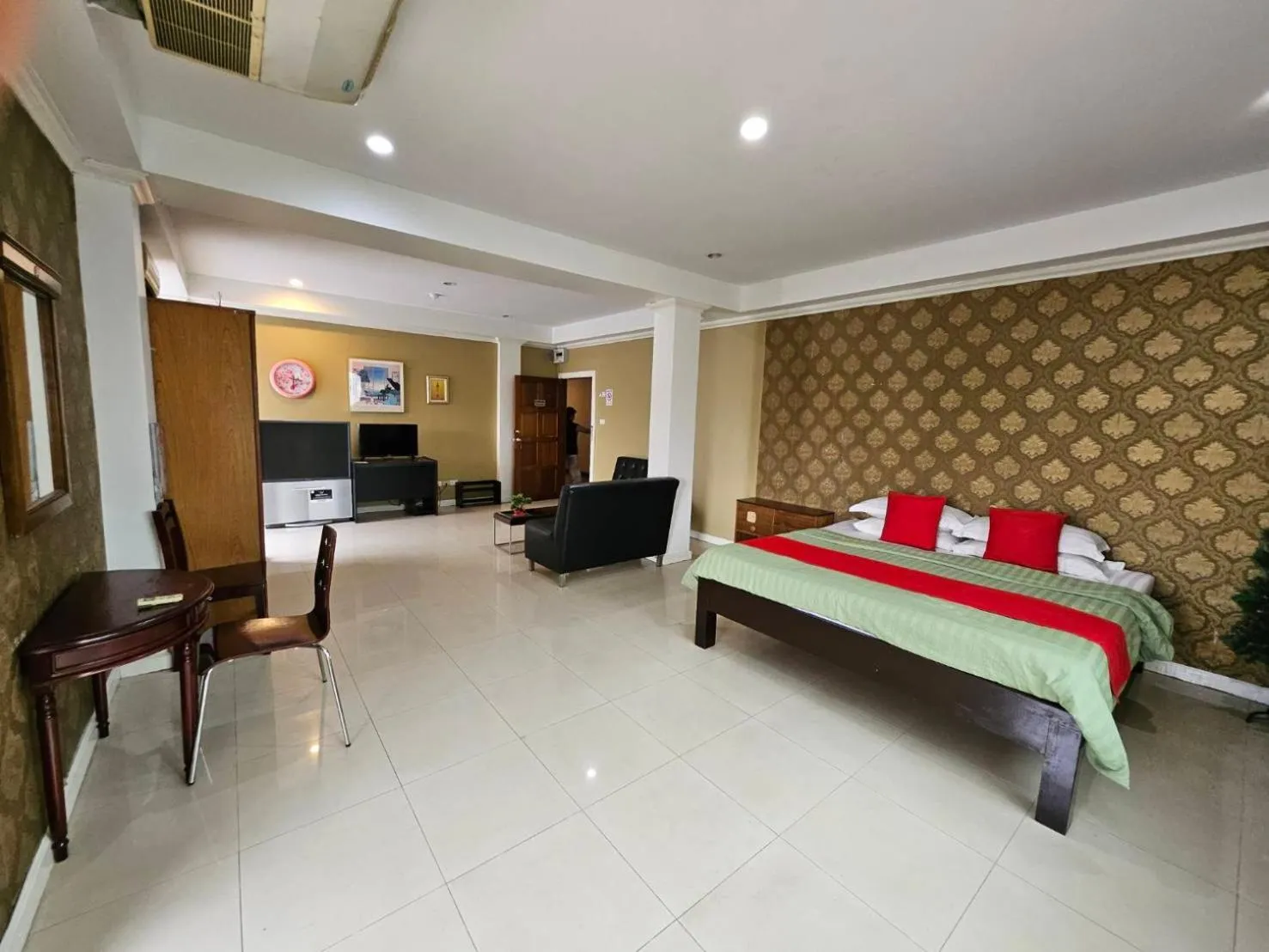 Bed in Royal Pimand Hotel