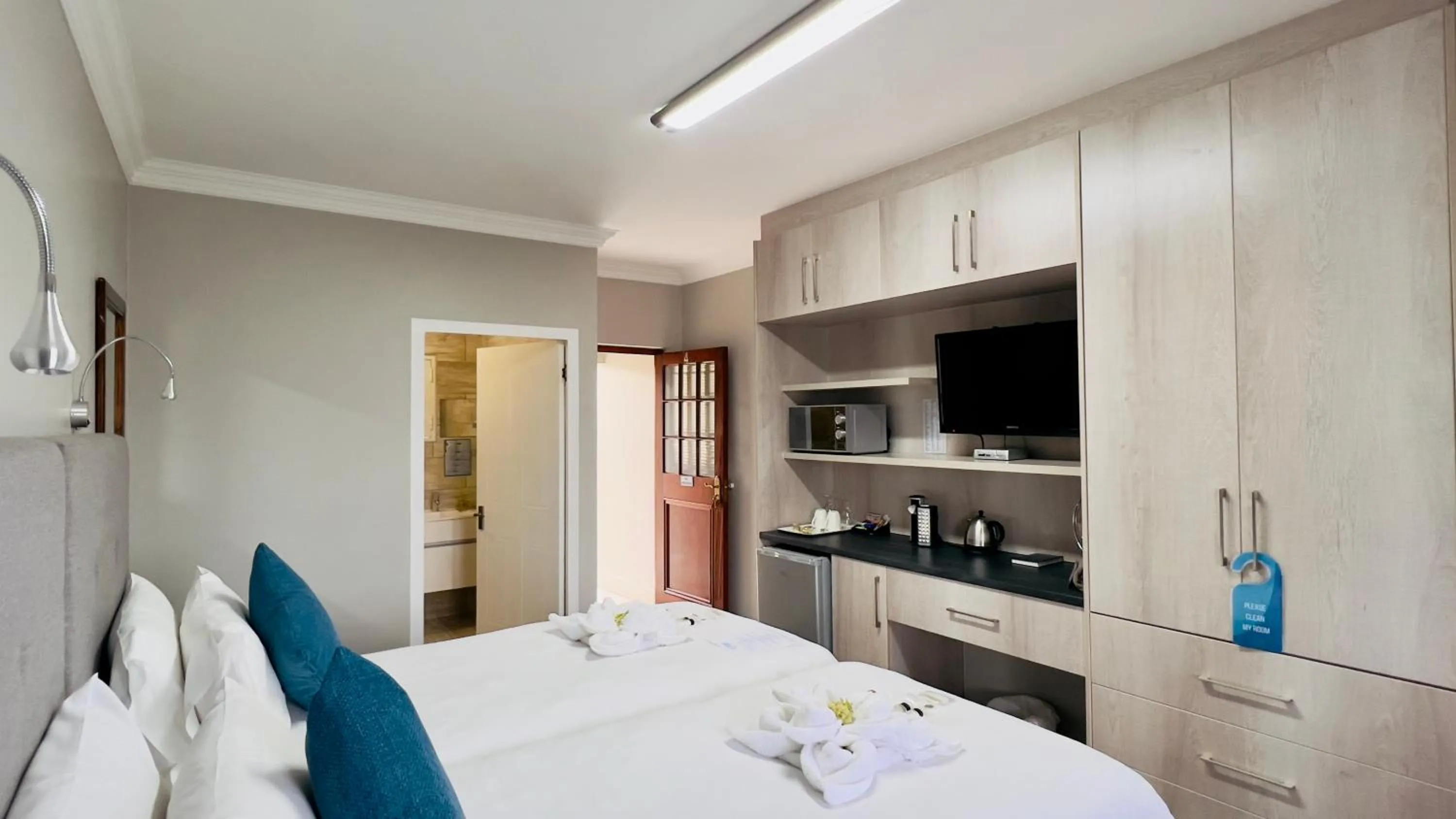 Photo of the whole room in On The Estuary