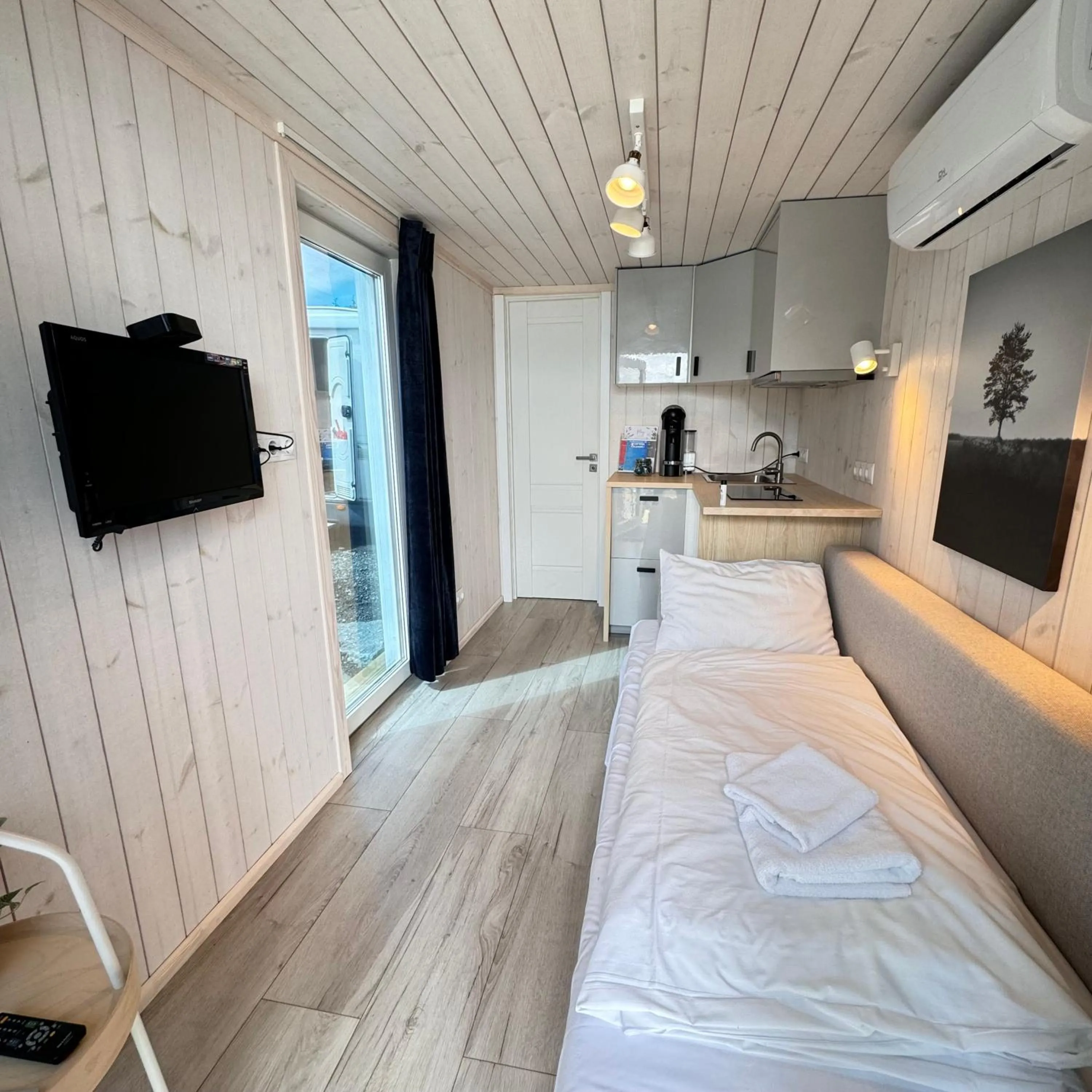 Communal lounge/ TV room, Bed in Sjøberg Hotell og Ferie Leiligheter