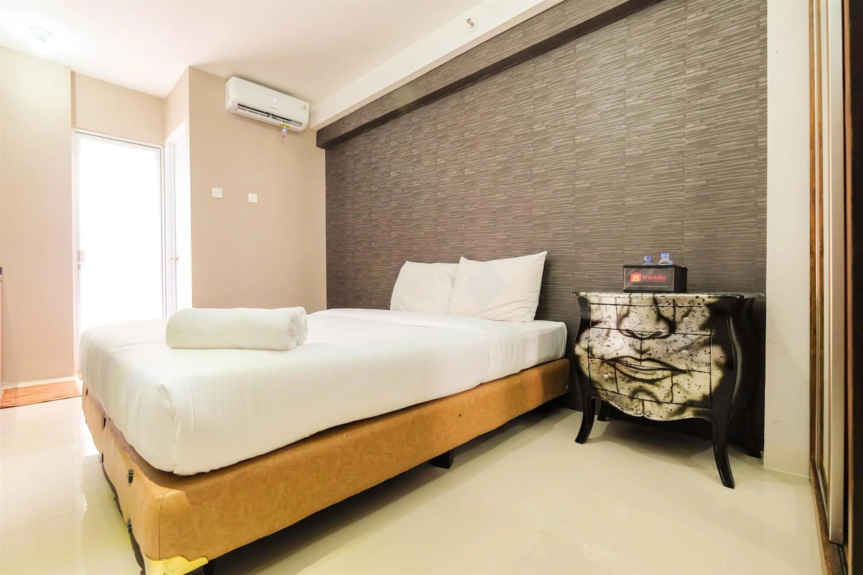 Bed in Simple Studio Bassura City Apartment By Travelio