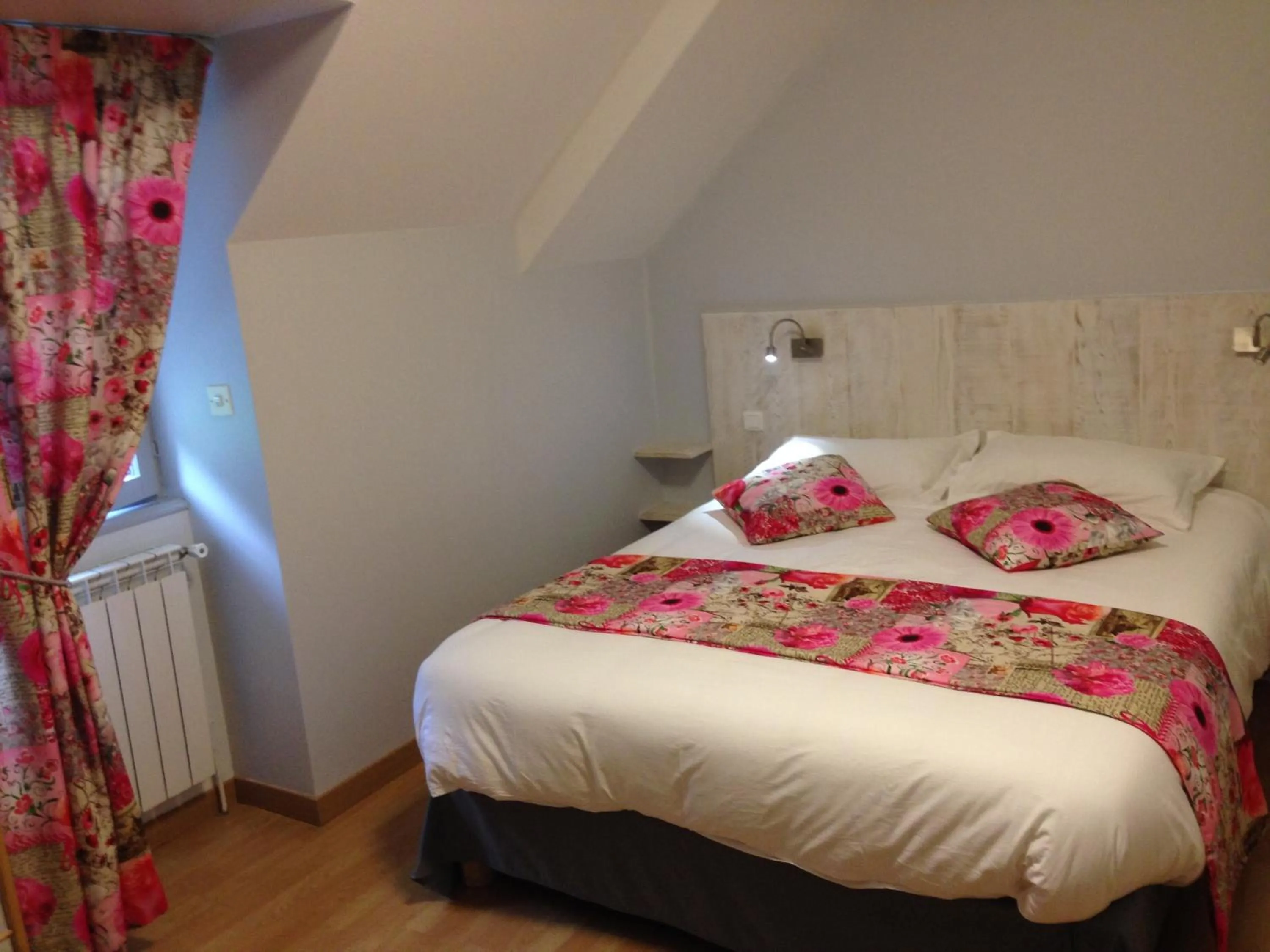 Photo of the whole room, Bed in Hôtel & SPA Rodier