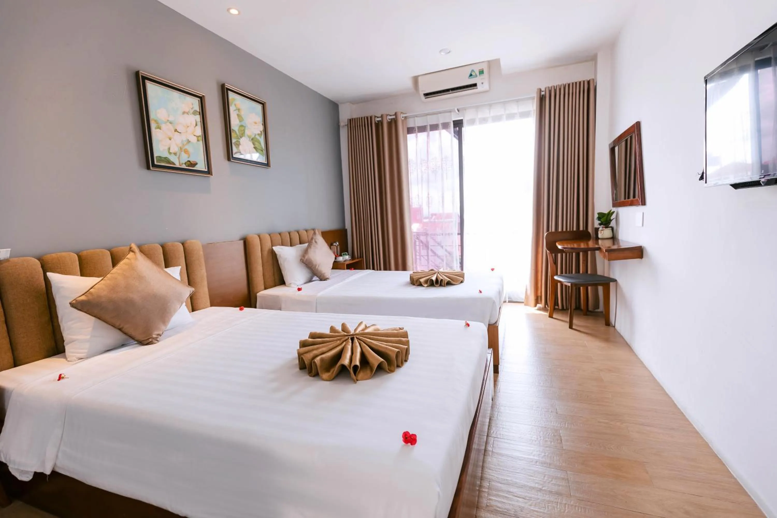 Photo of the whole room, Bed in Gardenia Hue Hotel