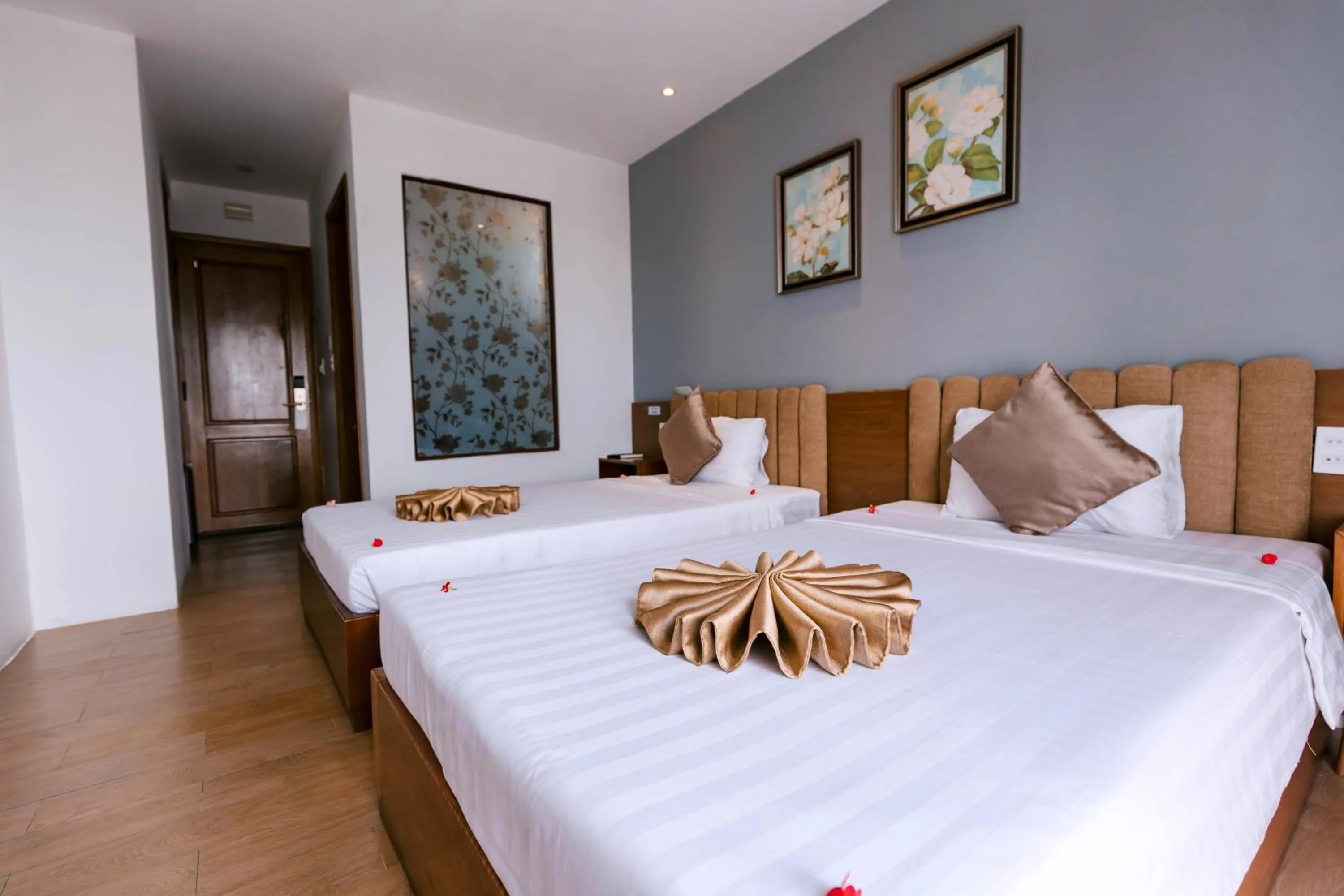 Photo of the whole room, Bed in Gardenia Hue Hotel