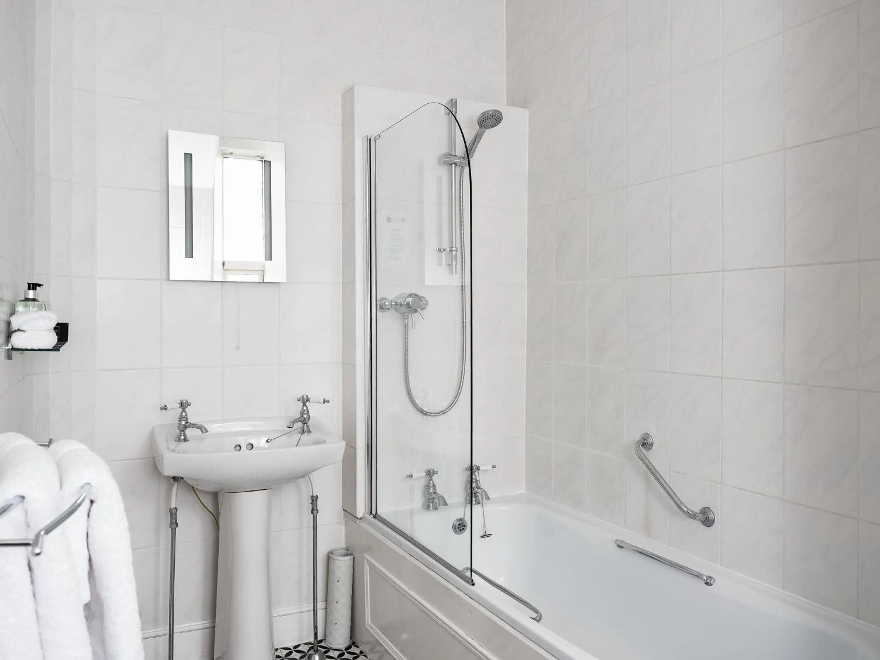 Shower in Grant Arms Hotel