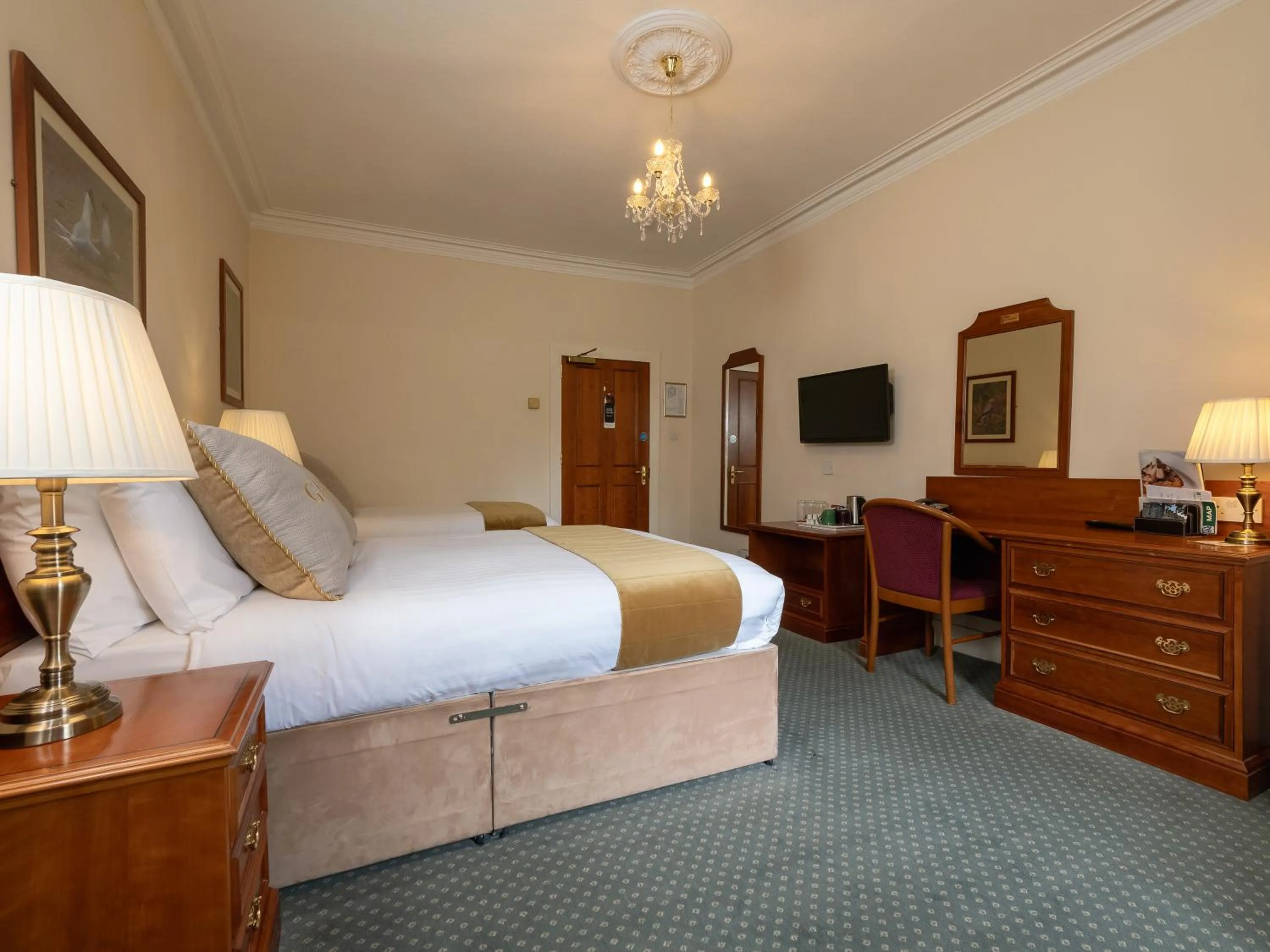 Photo of the whole room, Bed in Grant Arms Hotel