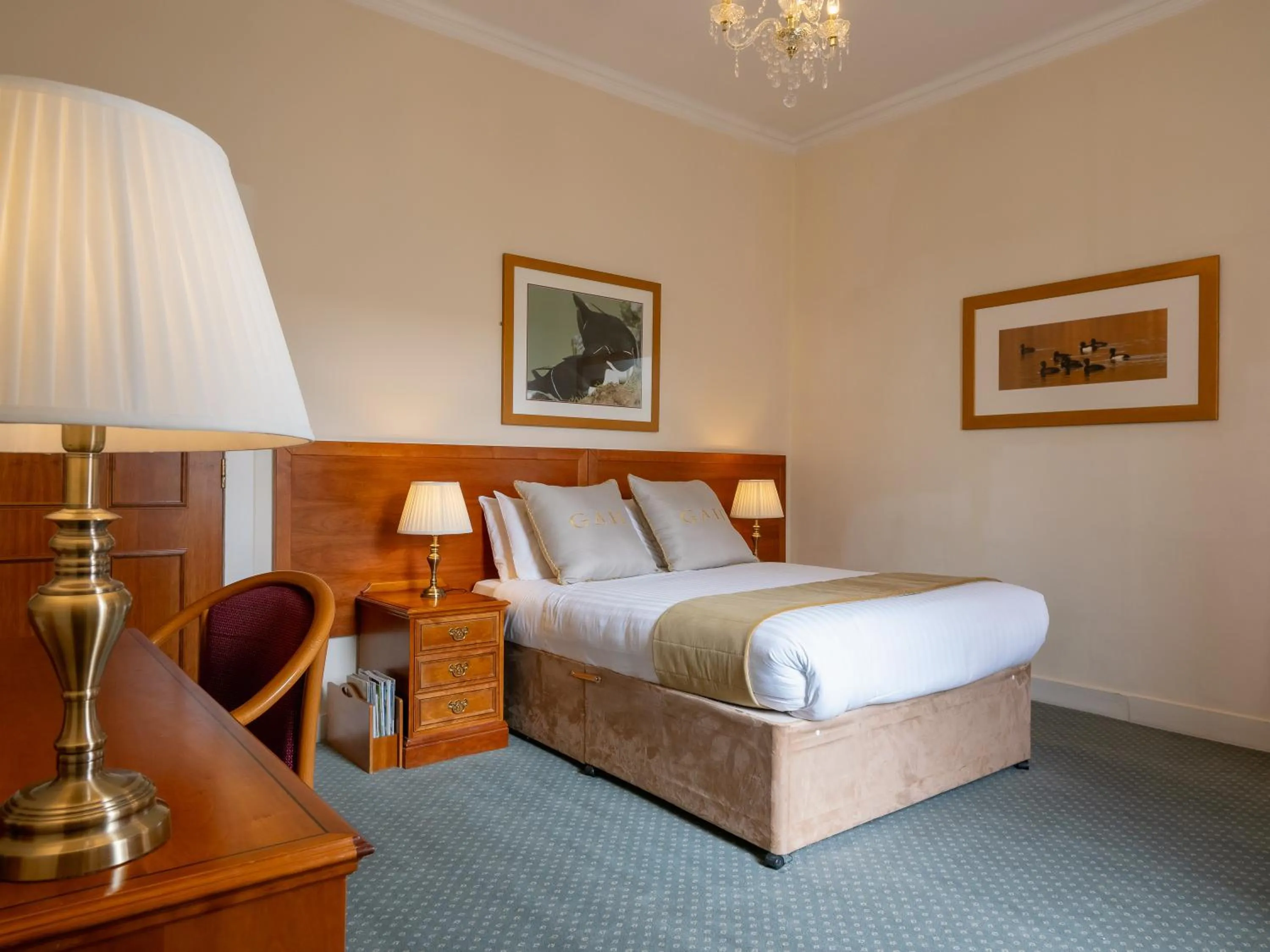 Bedroom, Bed in Grant Arms Hotel