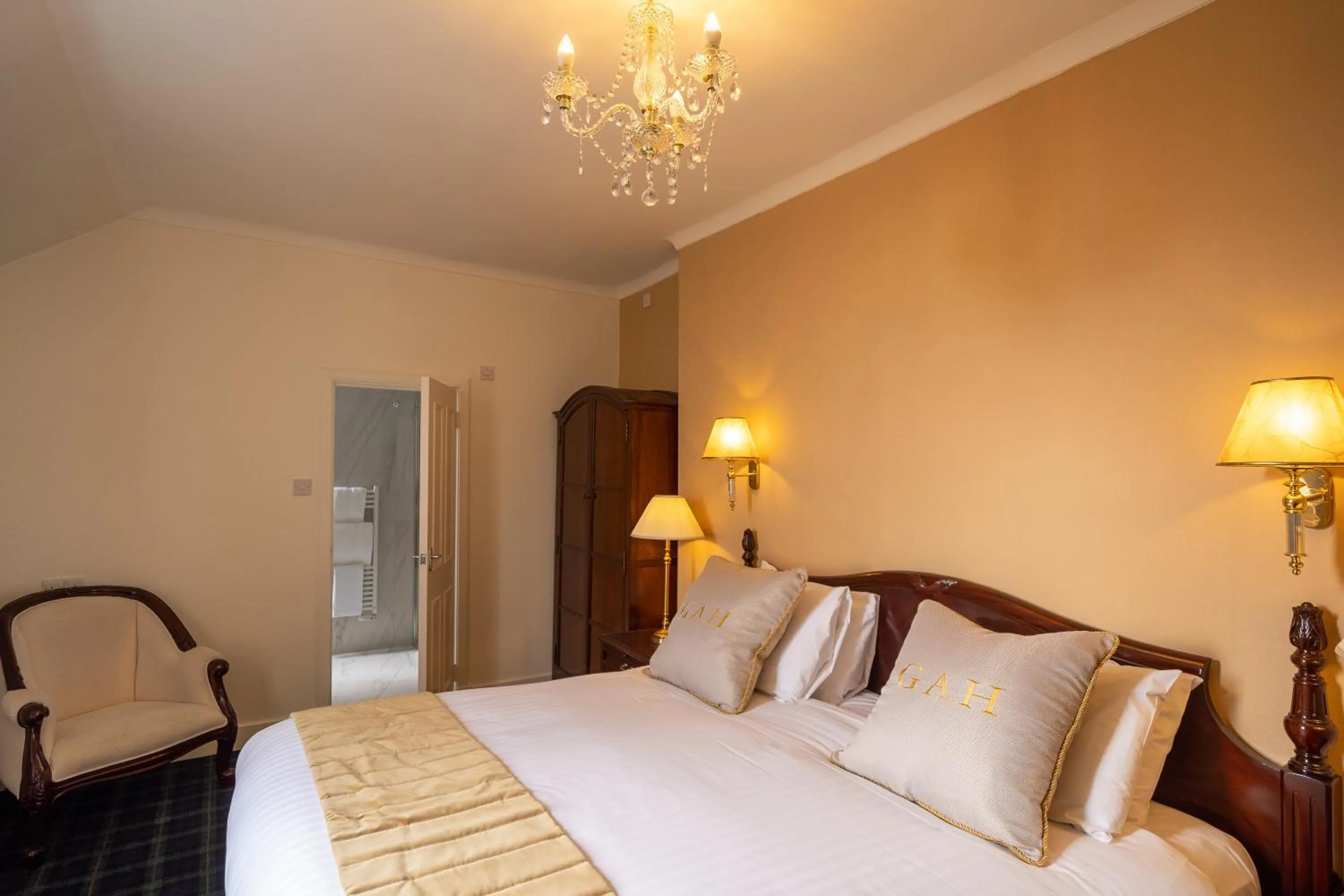 Bedroom, Bed in Grant Arms Hotel